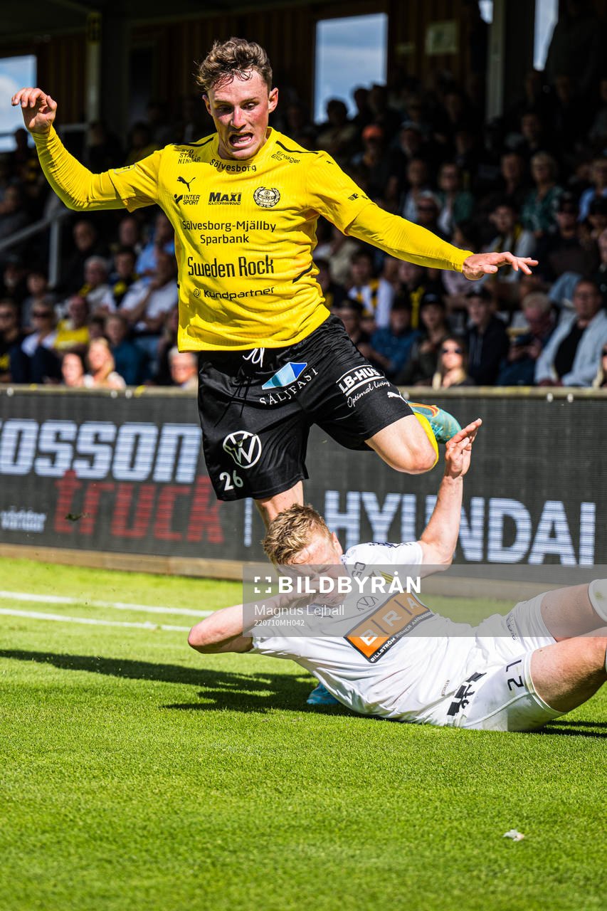 Mjällbys Noah Persson och Häckens Tomas Totland