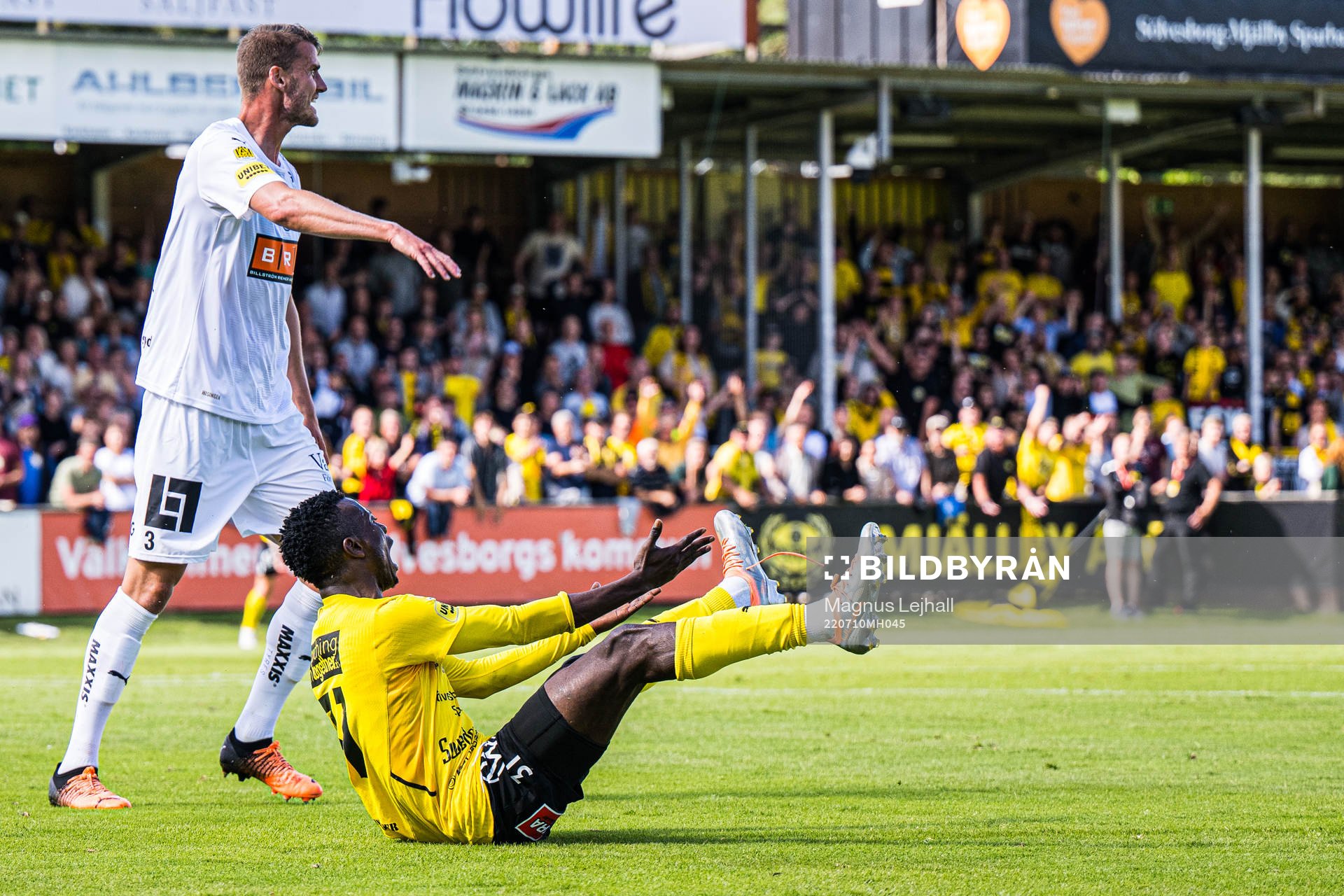 Mjällbys Chibuike Silas Nwankwo reagerar