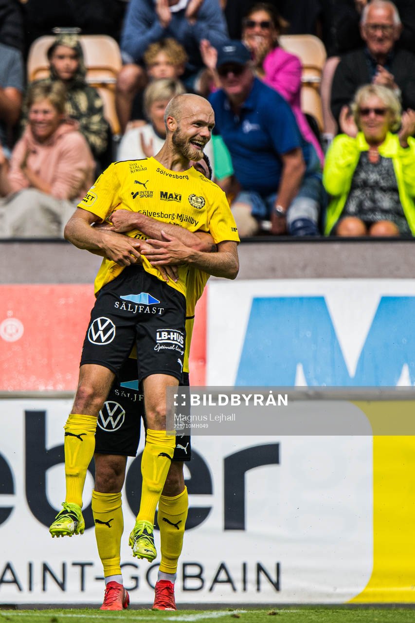 Mjällbys Carlos Moros Gracia lyfter upp Mjällbys Viktor