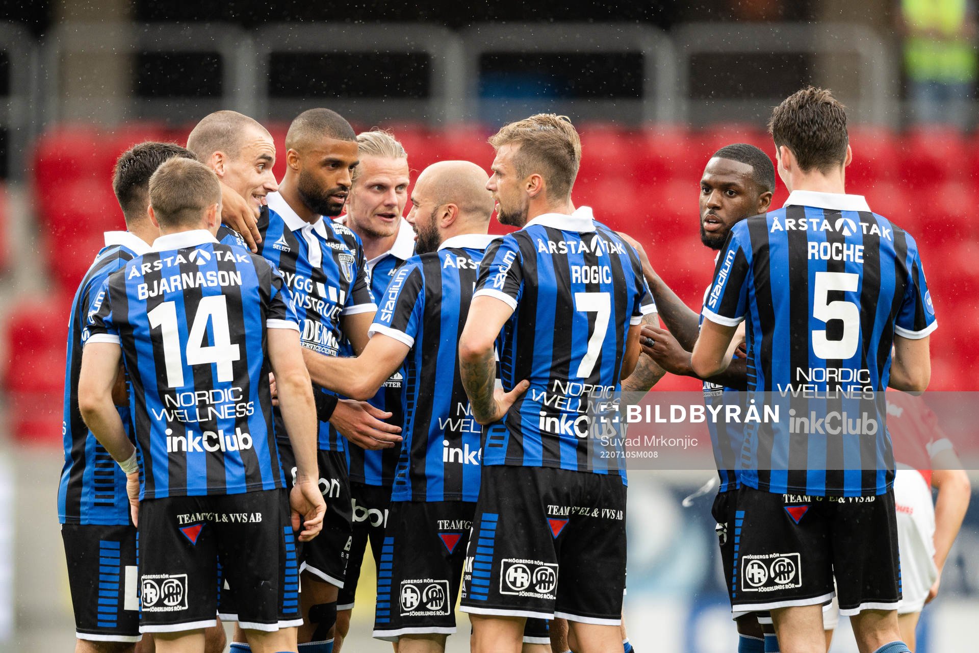 Sirius Karl Larson jublar med lagkamrater