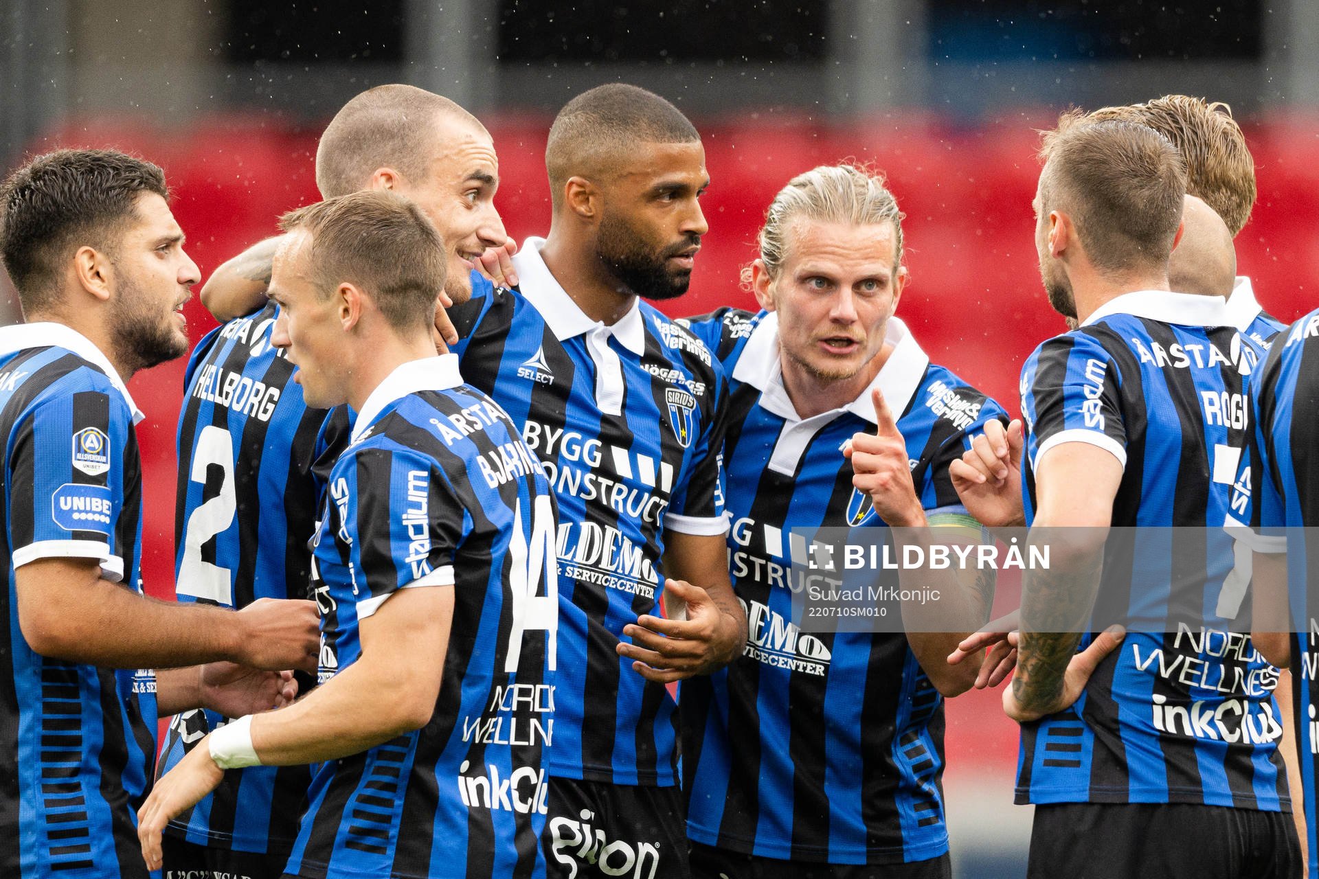 Sirius Karl Larson jublar med lagkamrater