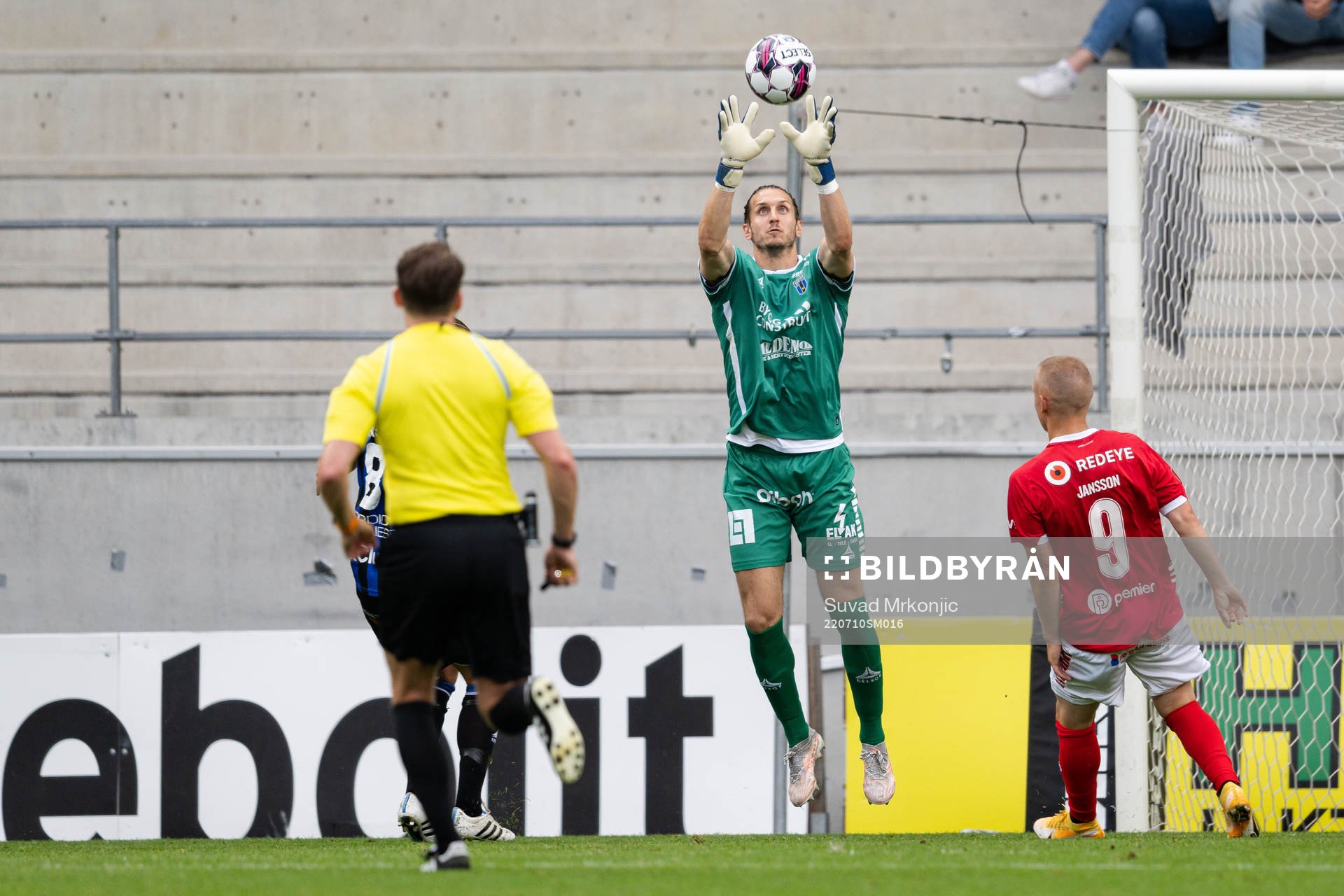 Sirius målvakt David Mitov Nilsson och Kalmars Isak Jansson
