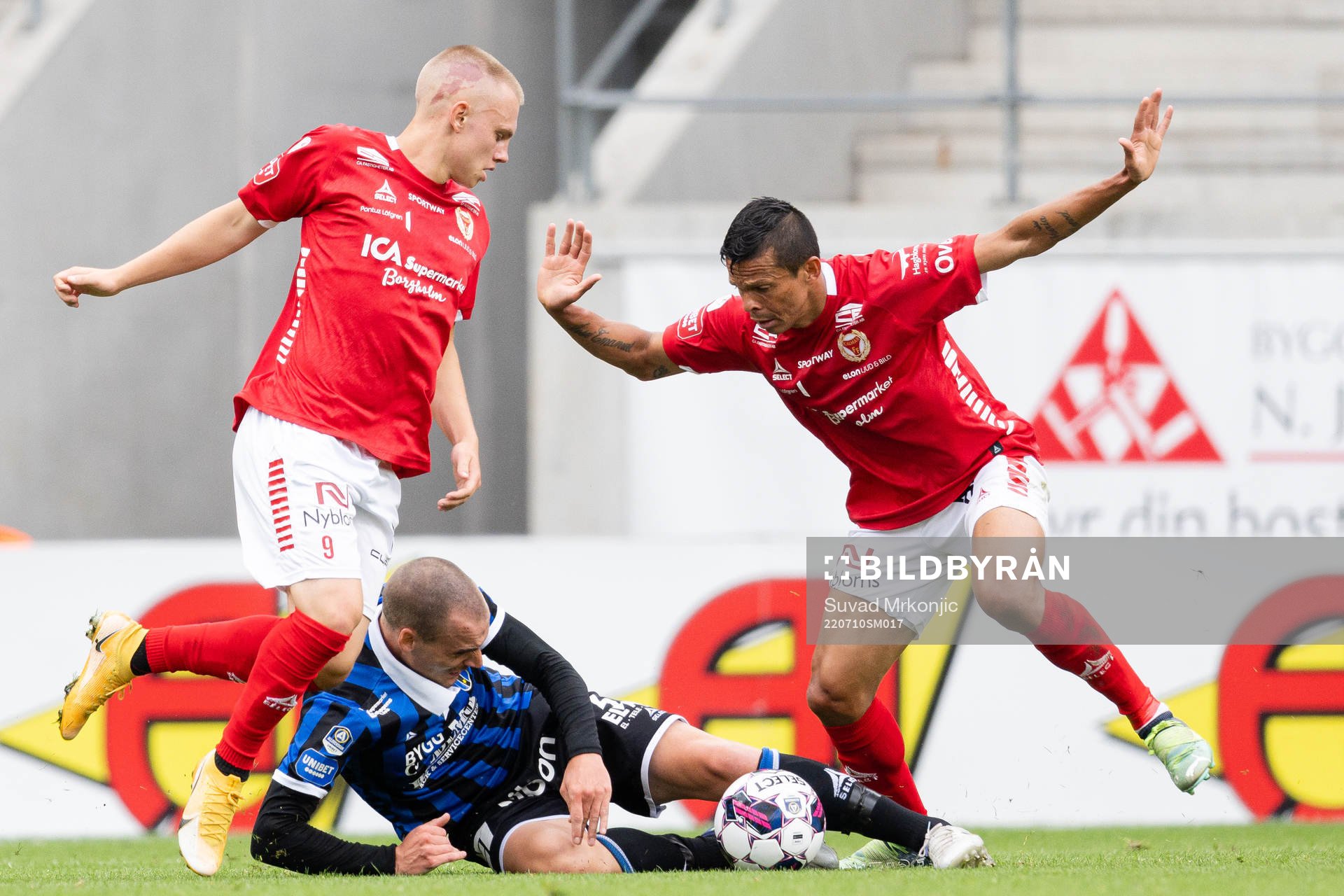 Sirius Adam Hellborg i en kamp mot Kalmars Isak Jansson och Romario Pereira Sipiao under fotbollsmatchen i Allsvenskan mellan Kalmar och Sirius den 10 juli 2022 i Kalmar.