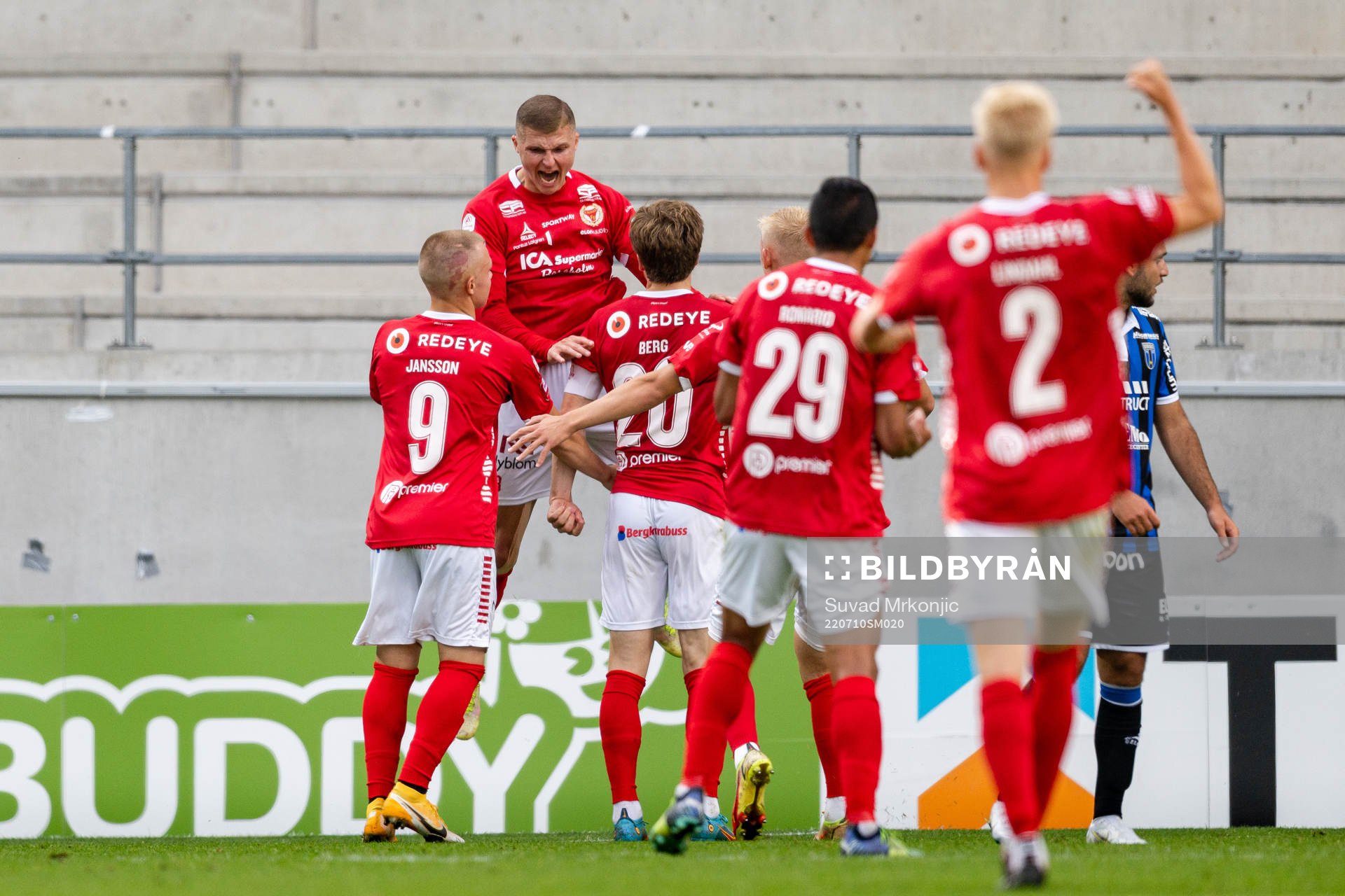 Kalmars David Kristjan Olafsson jublar efter 1-1 under fotbollsmatchen i Allsvenskan mellan Kalmar och Sirius den 10 juli 2022 i Kalmar. 