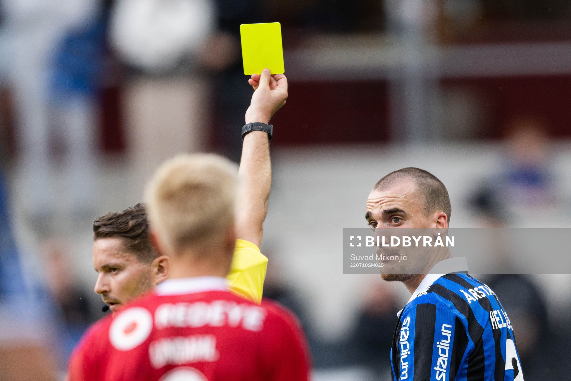 Sirius Adam Hellborg får en varning av domare Joakim Östling under fotbollsmatchen i Allsvenskan mellan Kalmar och Sirius den 10 juli 2022 i Kalmar.