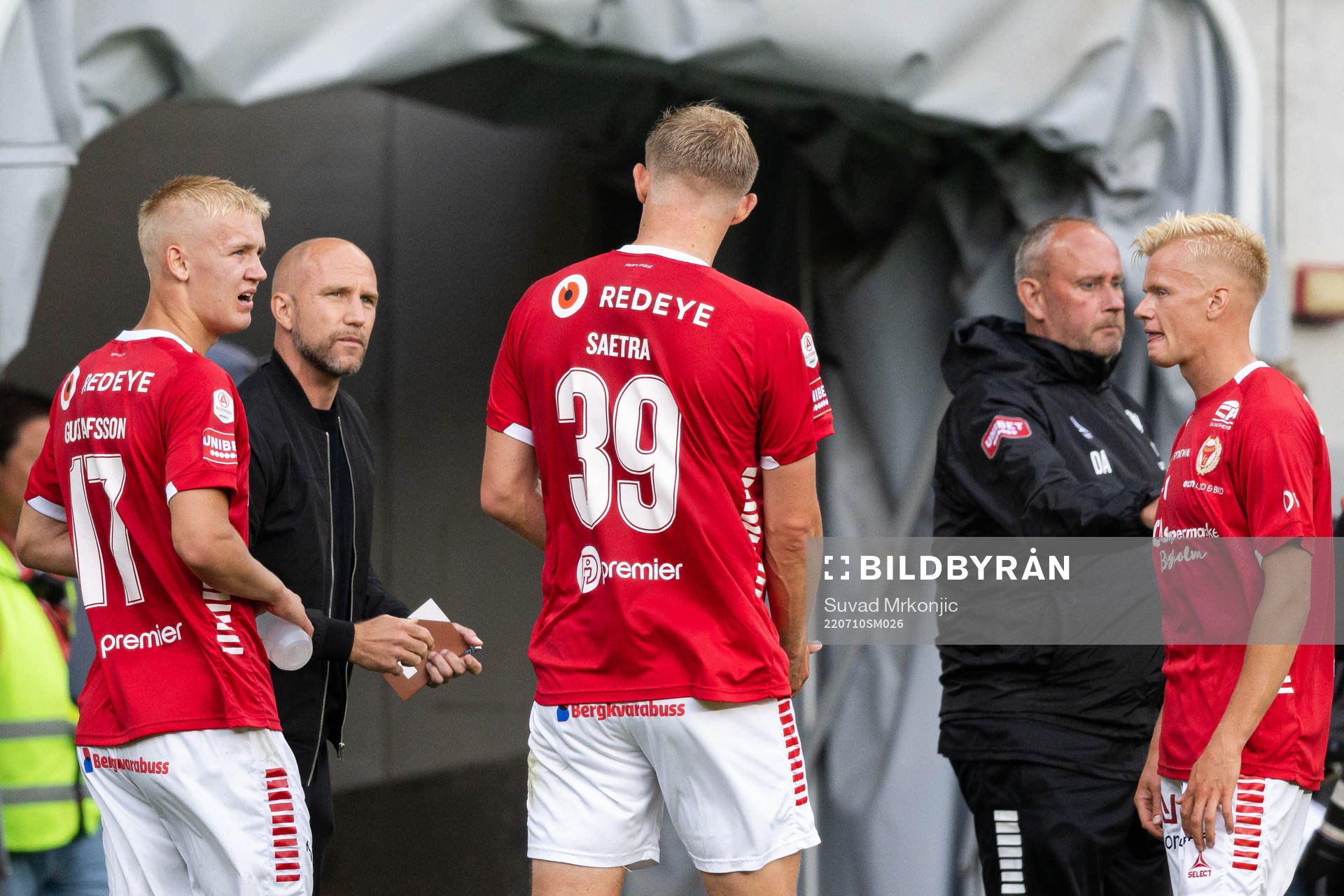 Kalmars tränare Henrik Rydström i samtal med Carl