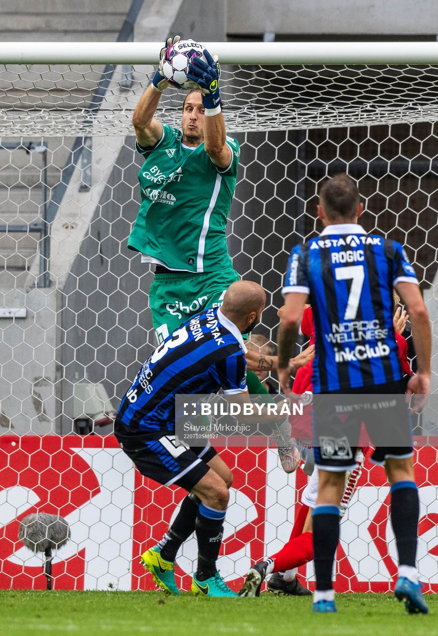 Sirius målvakt David Mitov Nilsson och Karl Larson