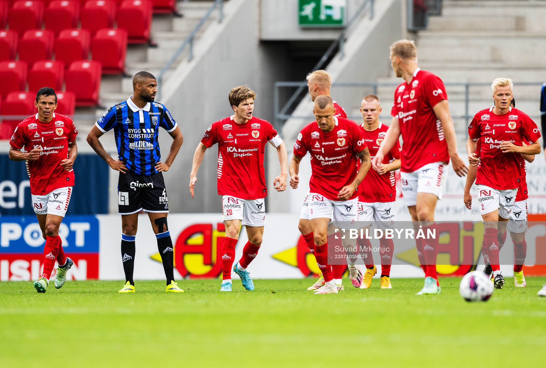 Kalmars Oliver Berg jublar med lagkamrater