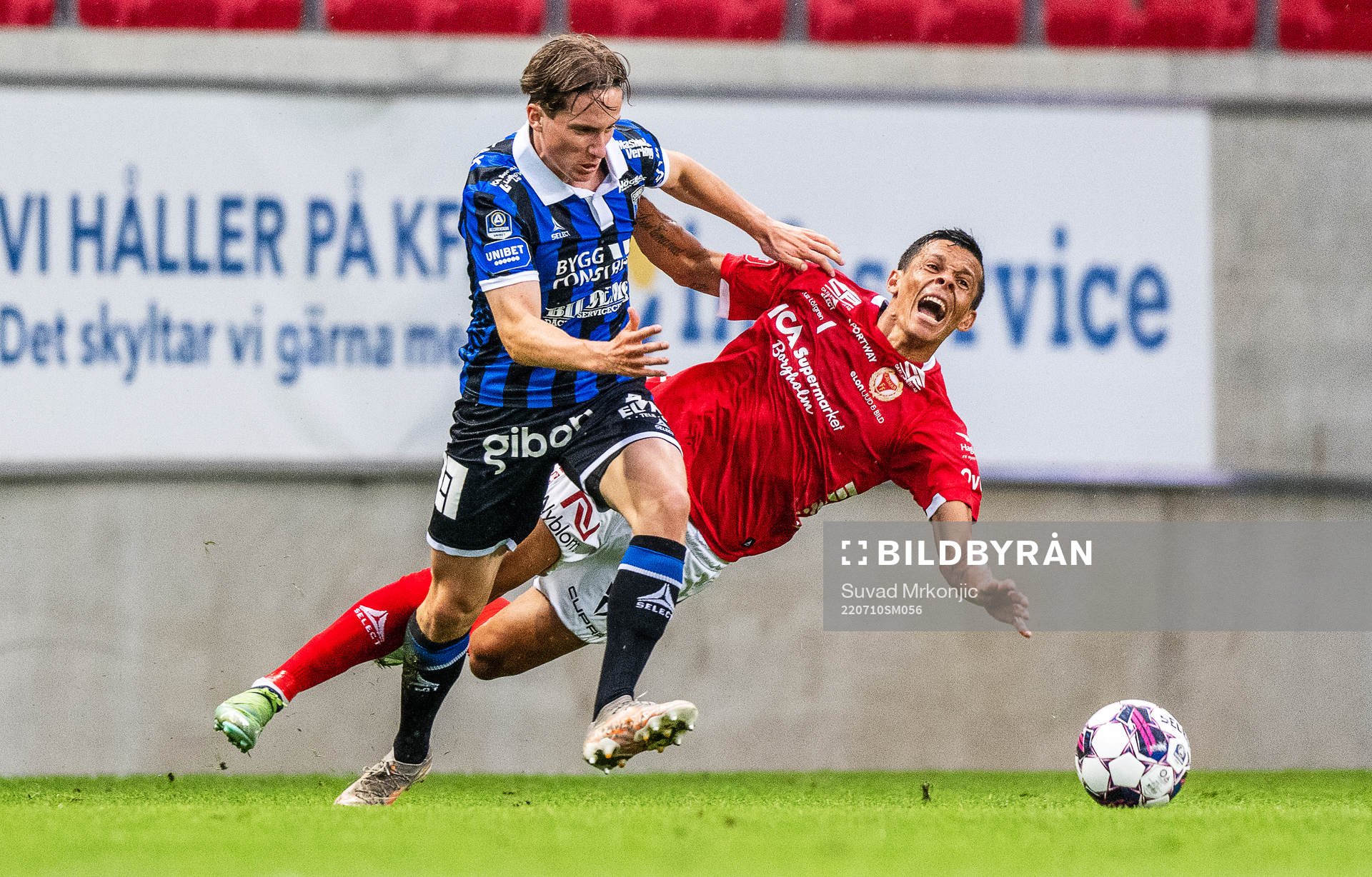 Sirius Johan Karlsson och Kalmars Romario Pereira Sipiao under fotbollsmatchen i Allsvenskan mellan Kalmar och Sirius den 10 juli 2022 i Kalmar.