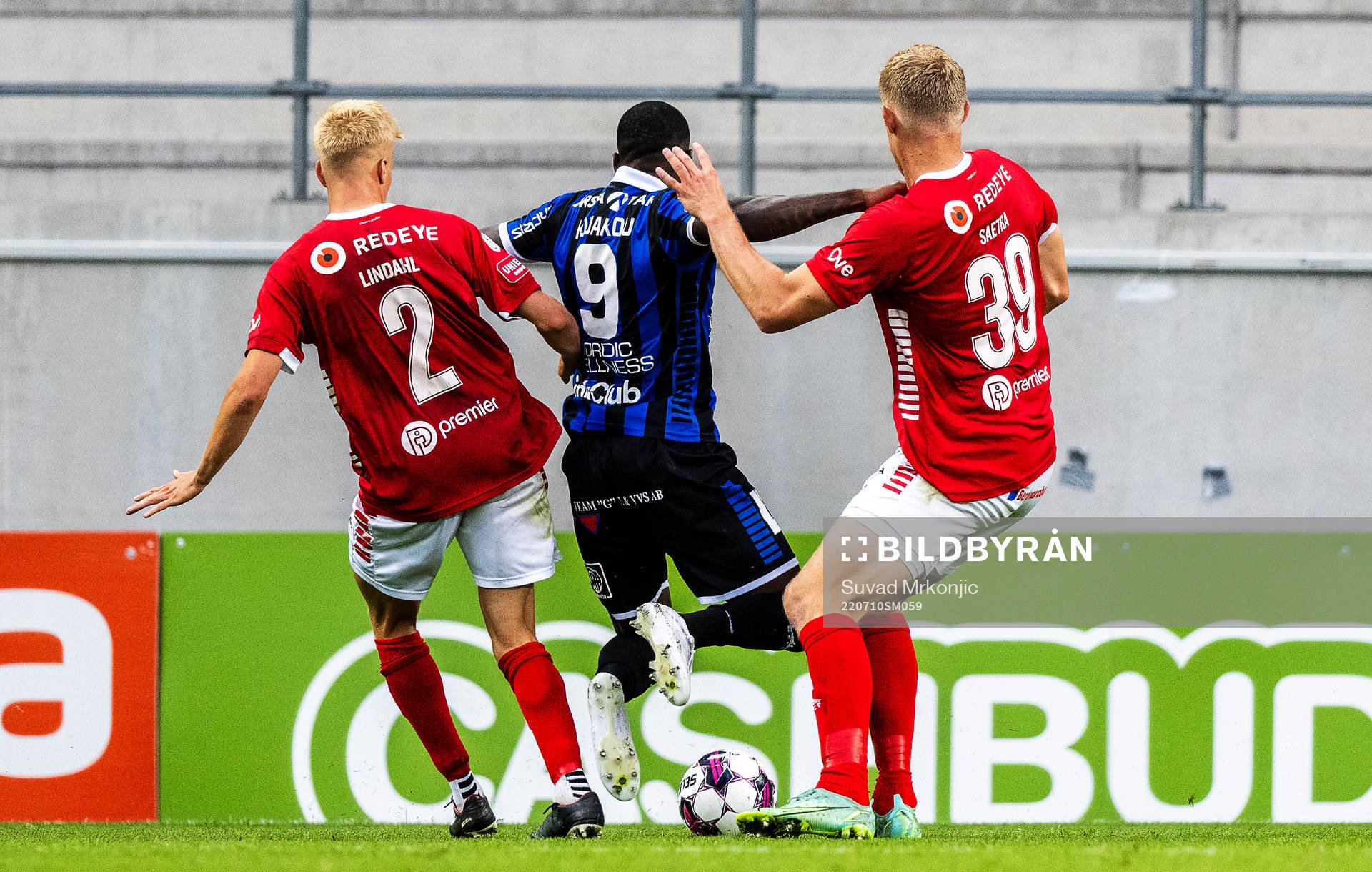 Kalmars Axel Lindahl och Lars Sætra samt Sirius Christian Kouakou under fotbollsmatchen i Allsvenskan mellan Kalmar och Sirius den 10 juli 2022 i Kalmar.