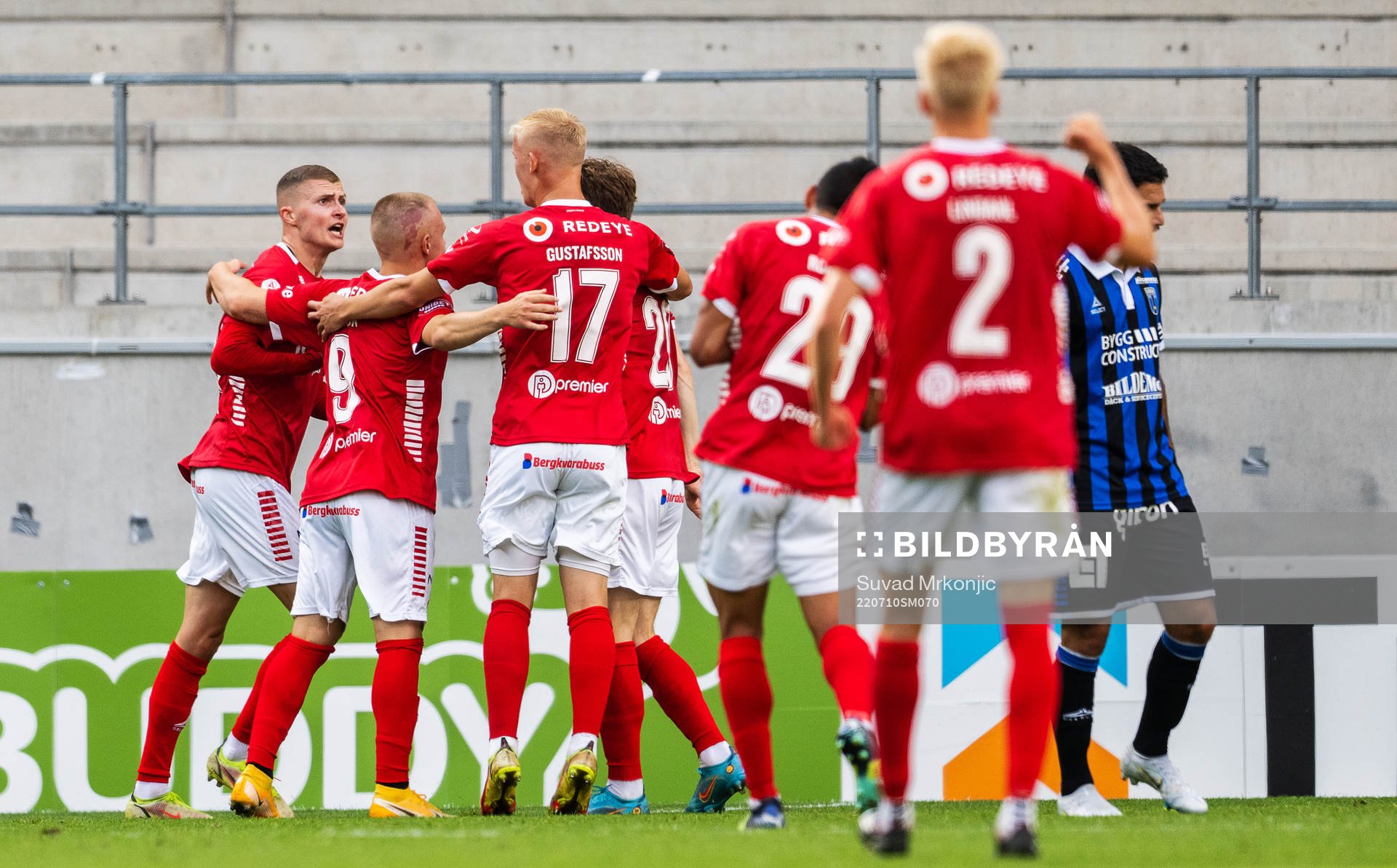 Kalmars Davíd Kristján Ólafsson jublar med lagkamrater efter efter 1-1 under fotbollsmatchen i Allsvenskan mellan Kalmar och Sirius den 10 juli 2022 i Kalmar.
