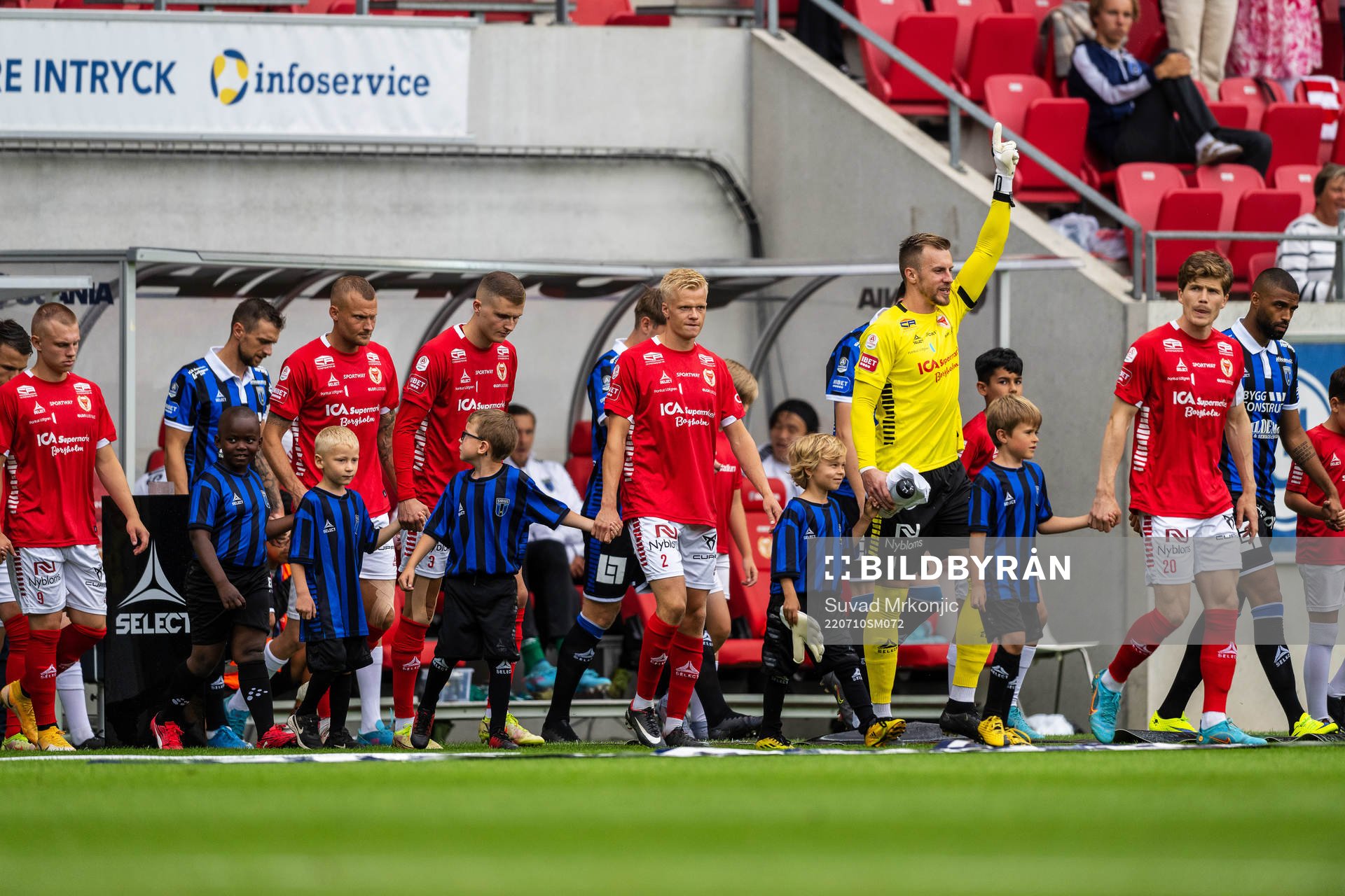 Spelarna tågar in
