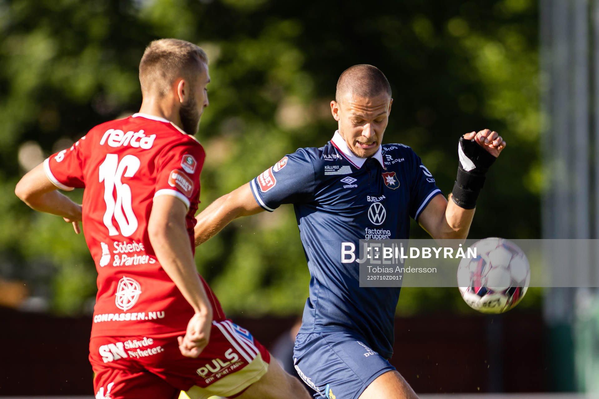 Skövde AIKs Jack Cooper Lover och Örgrytes Arvid Brorsson