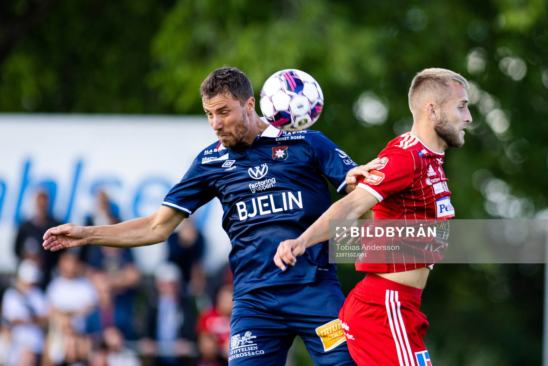 Örgrytes Jonathan Azulay och Skövde AIKs Jack Cooper Lover under fotbollsmatchen i Superettan mellan Skövde AIK och Örgryte den 10 juli 2022 i Skövde.
