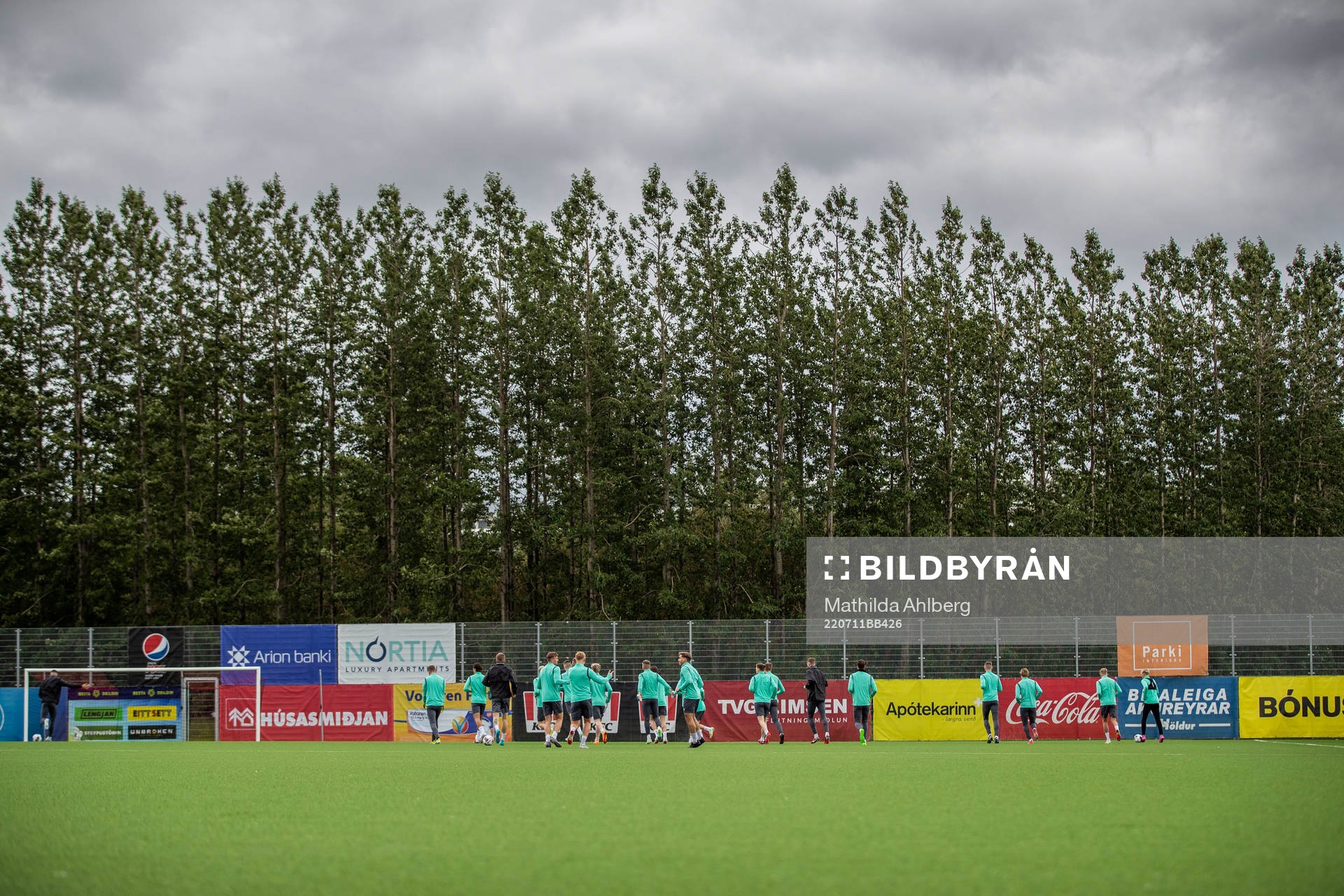 Players of Vikingur warms up