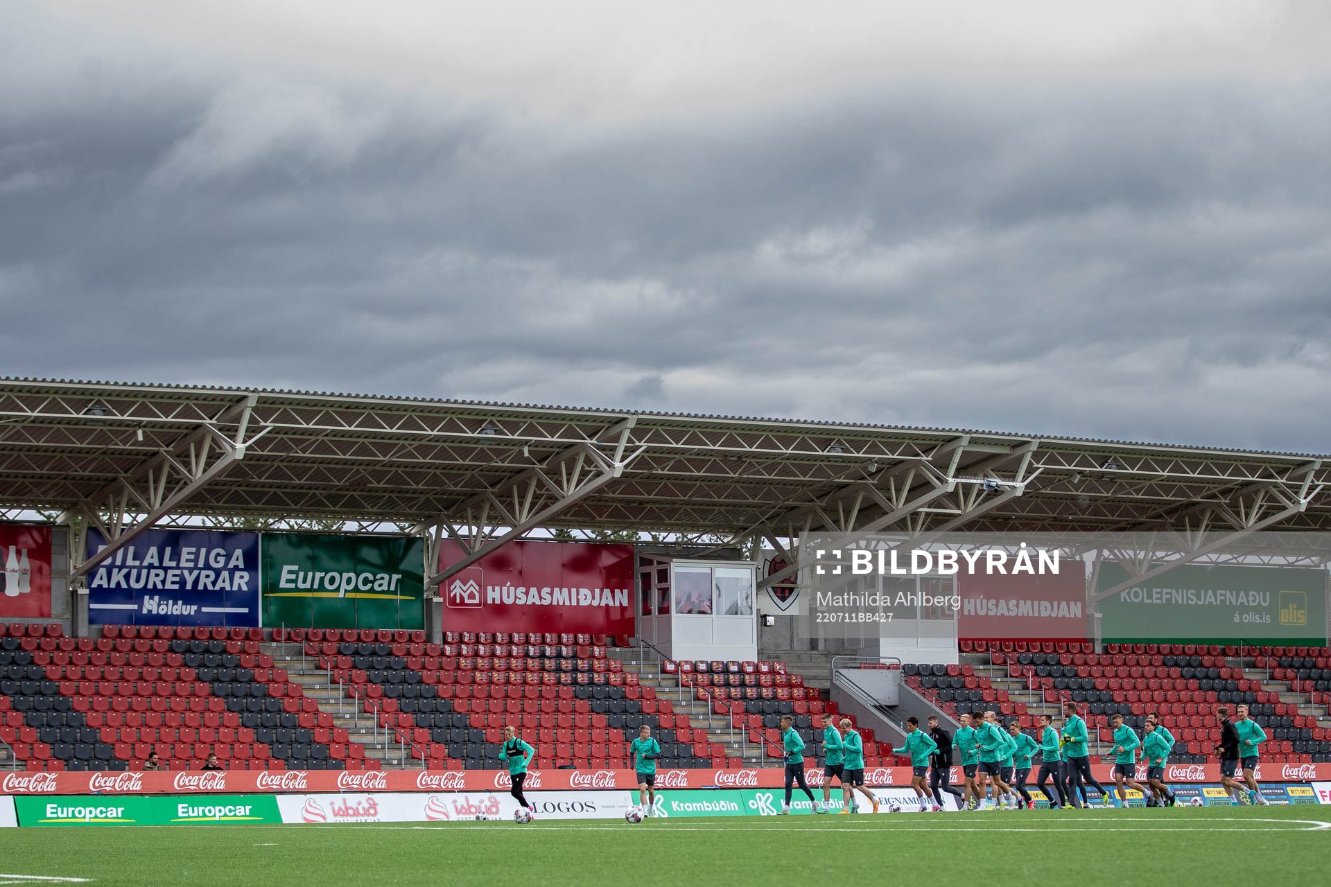 Players of Vikingur warms up