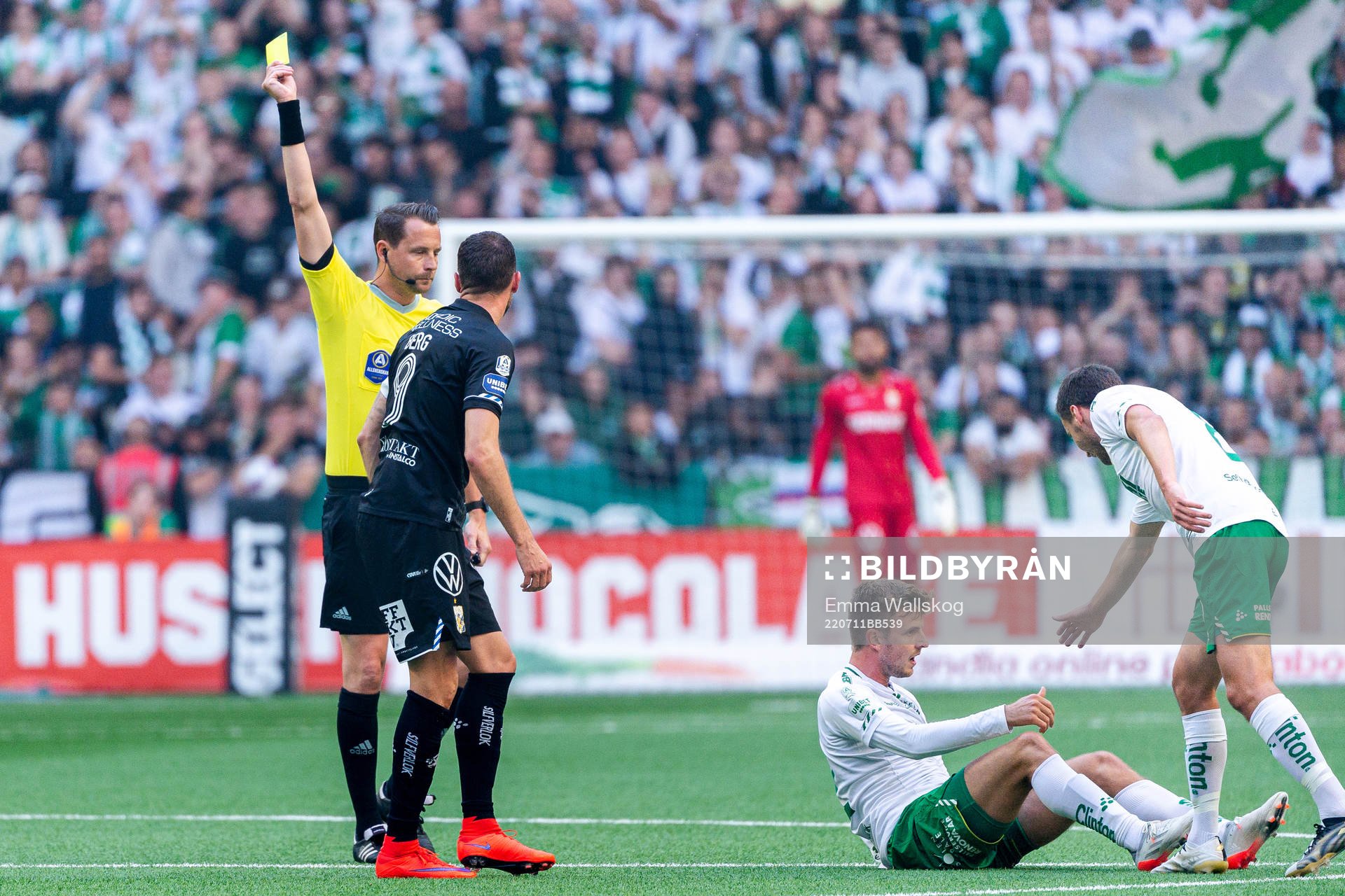 IFK Göteborgs Marcus Berg får en varning av domare