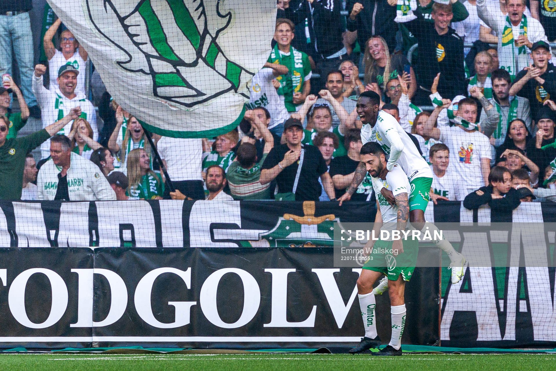 Hammarbys Nahir Besara och Bubacarr Trawally jublar