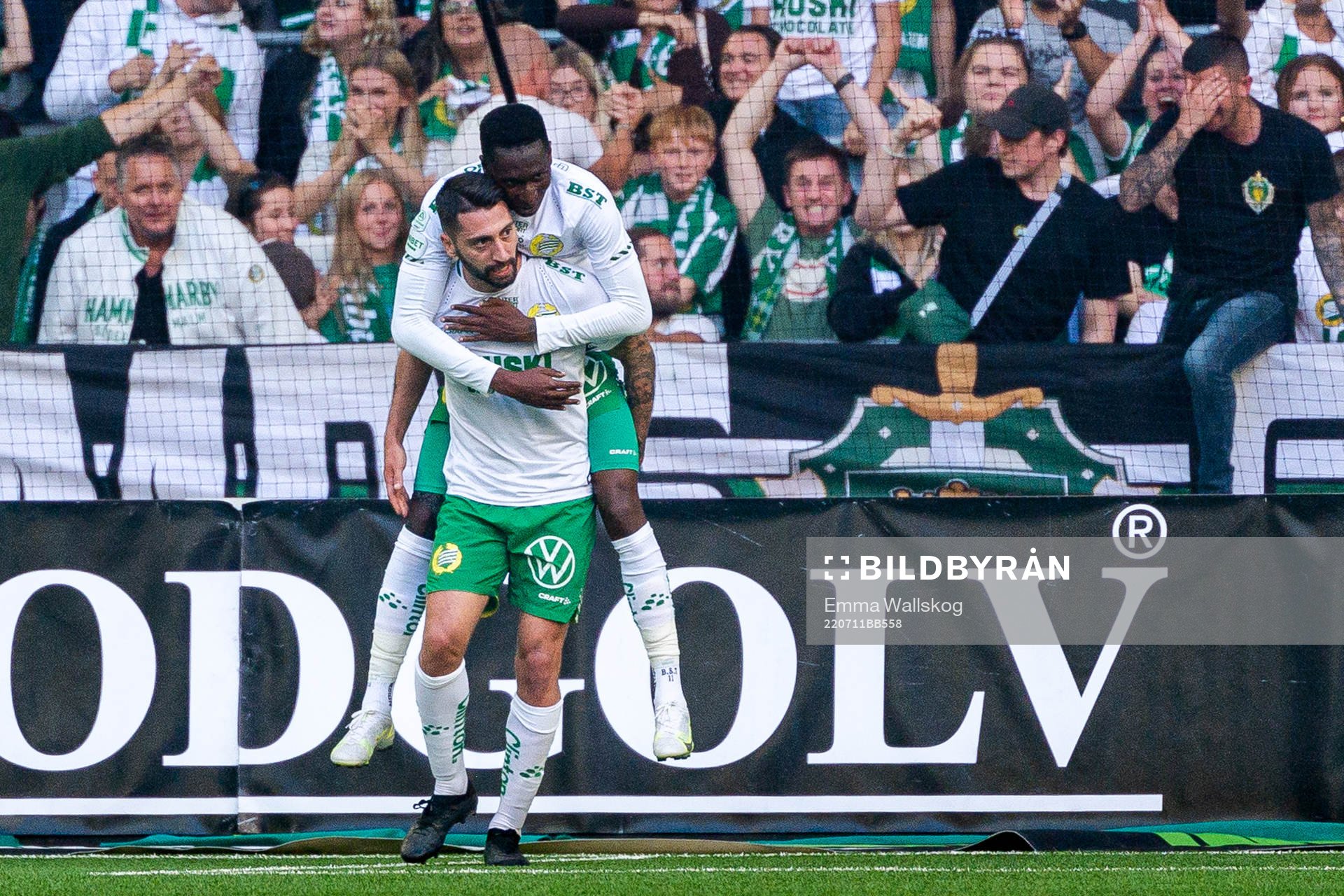 Hammarbys Nahir Besara och Bubacarr Trawally jublar