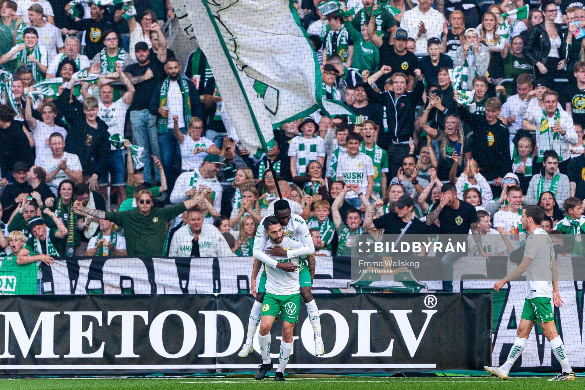Hammarbys Nahir Besara och Bubacarr Trawally jublar