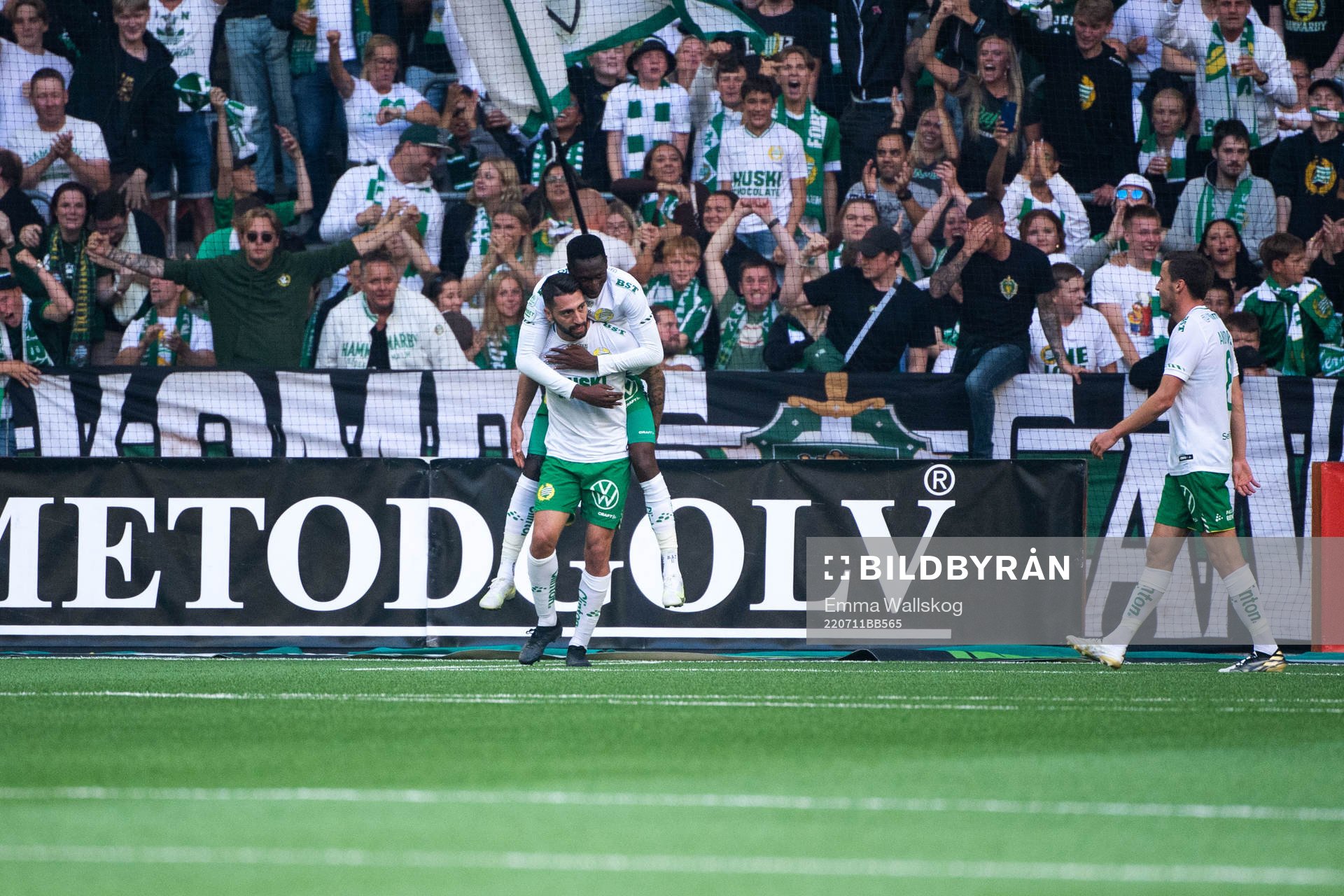Hammarbys Nahir Besara och Bubacarr Trawally jublar