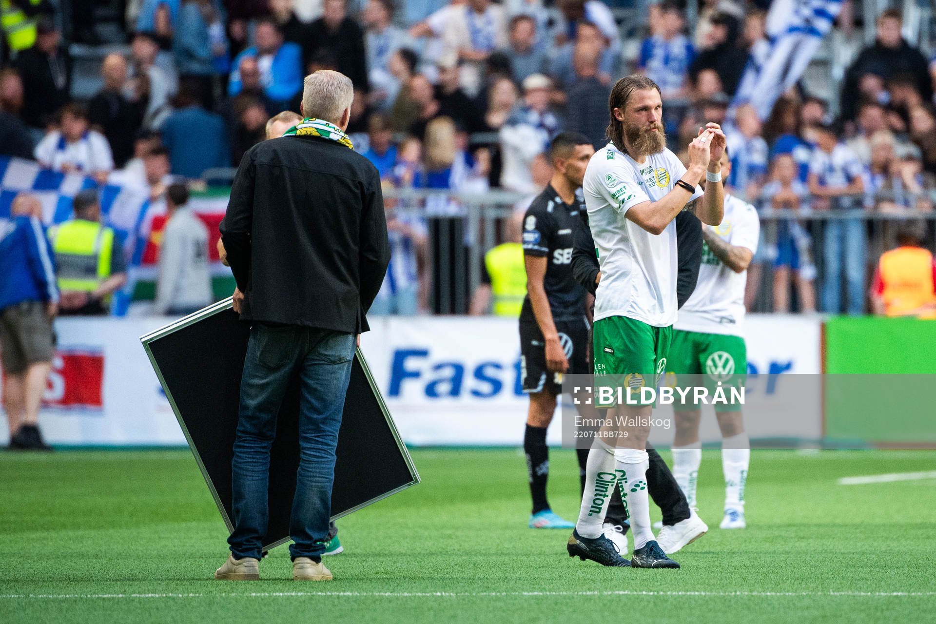 Hammarbys Bjørn Paulsen tackas av efter fotbollsmatchen i Allsvenskan mellan Hammarby och IFK Göteborg den 11 juli 2022 i Stockholm. 