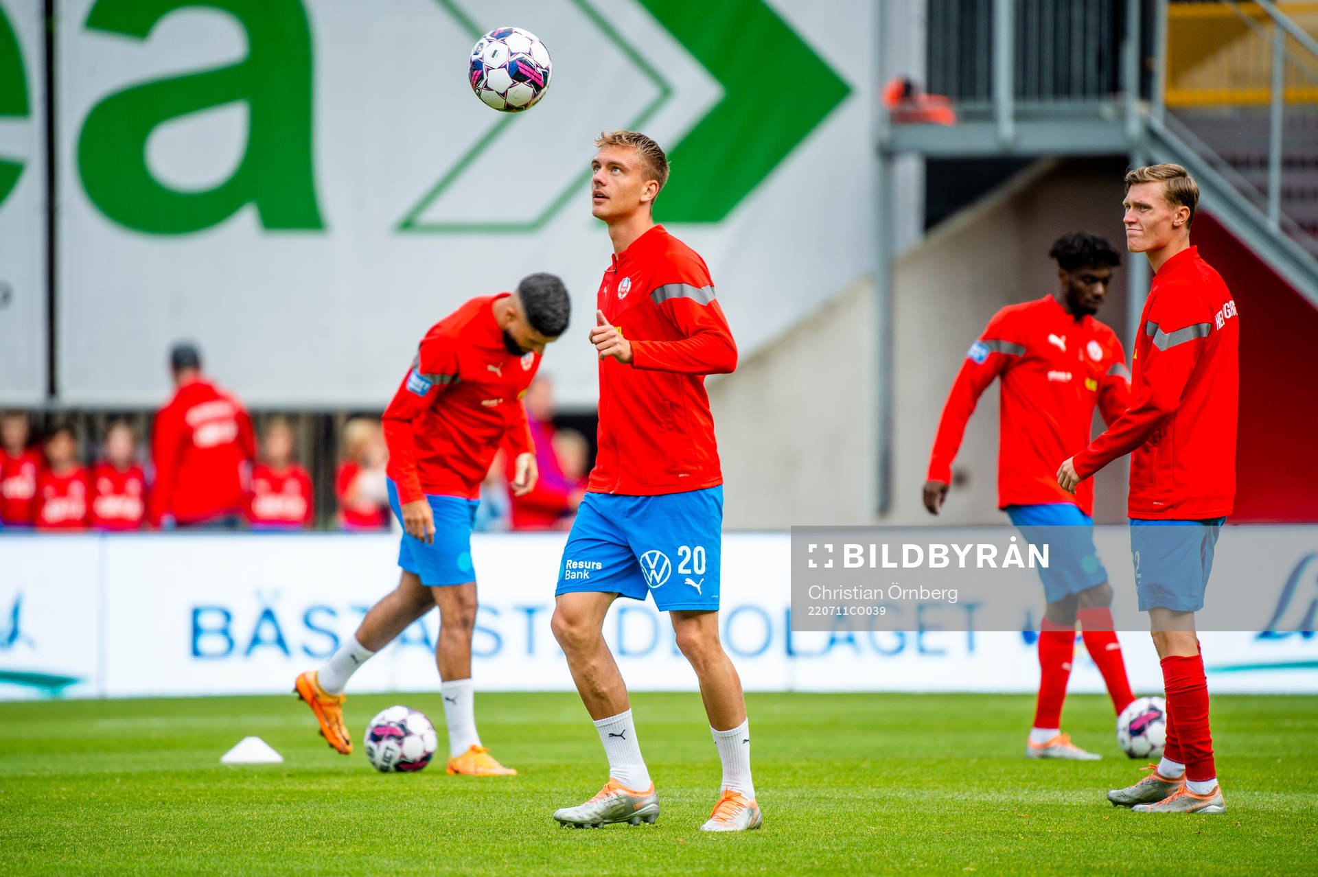 Helsingborgs Dennis Olsson och Anton Nilsson värmer upp
