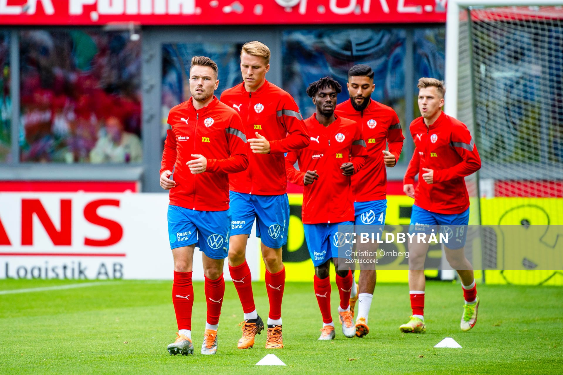 Helsingborgs spelare värmer upp innan fotbollsmatchen i