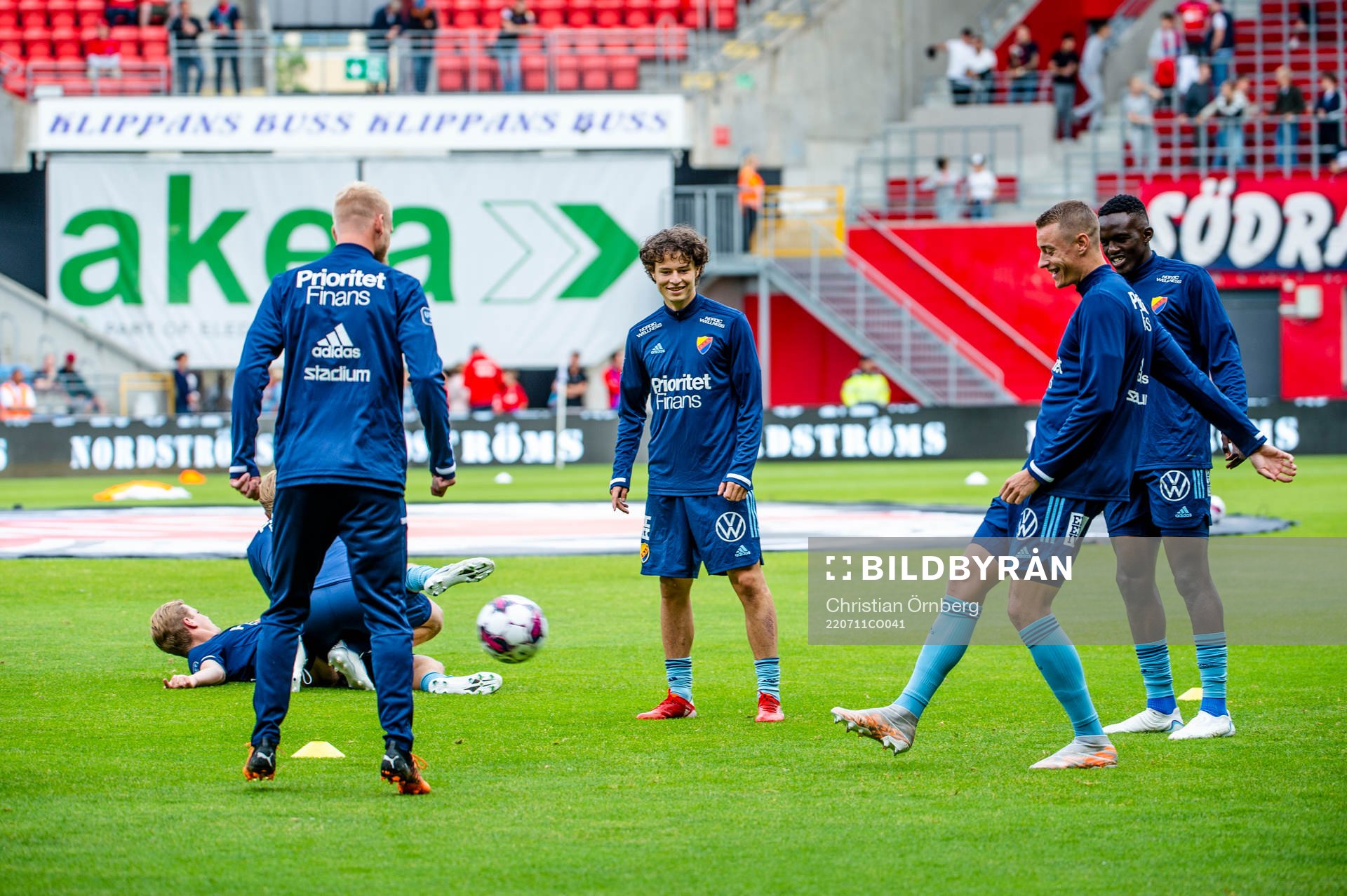 Djurgårdens spelare värmer upp innan fotbollsmatchen i