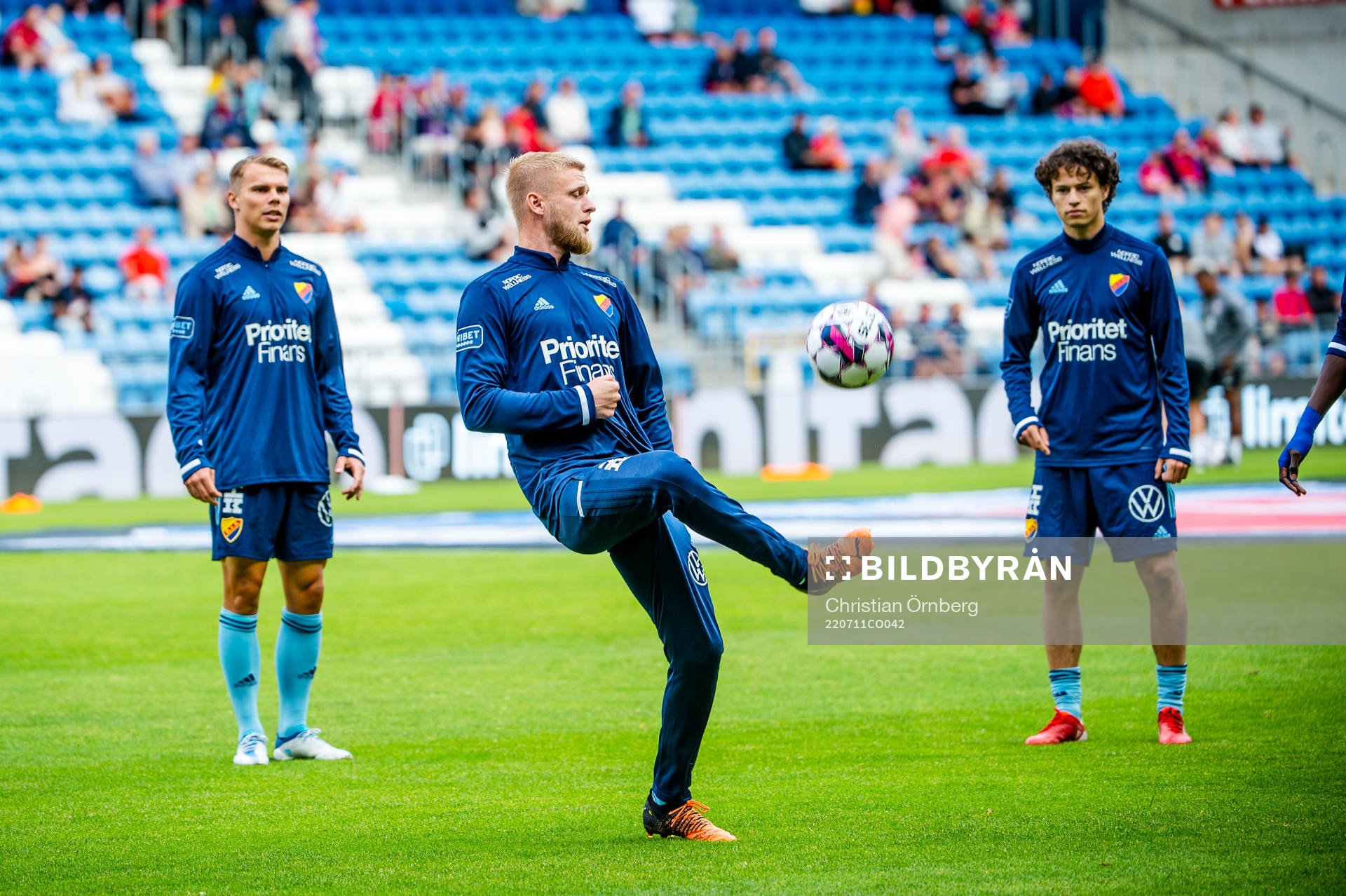 Djurgårdens spelare värmer upp innan fotbollsmatchen i
