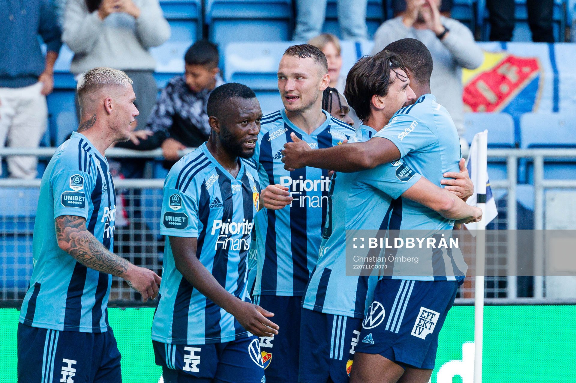 Djurgårdens spelare jublar med Gustav Wikheim