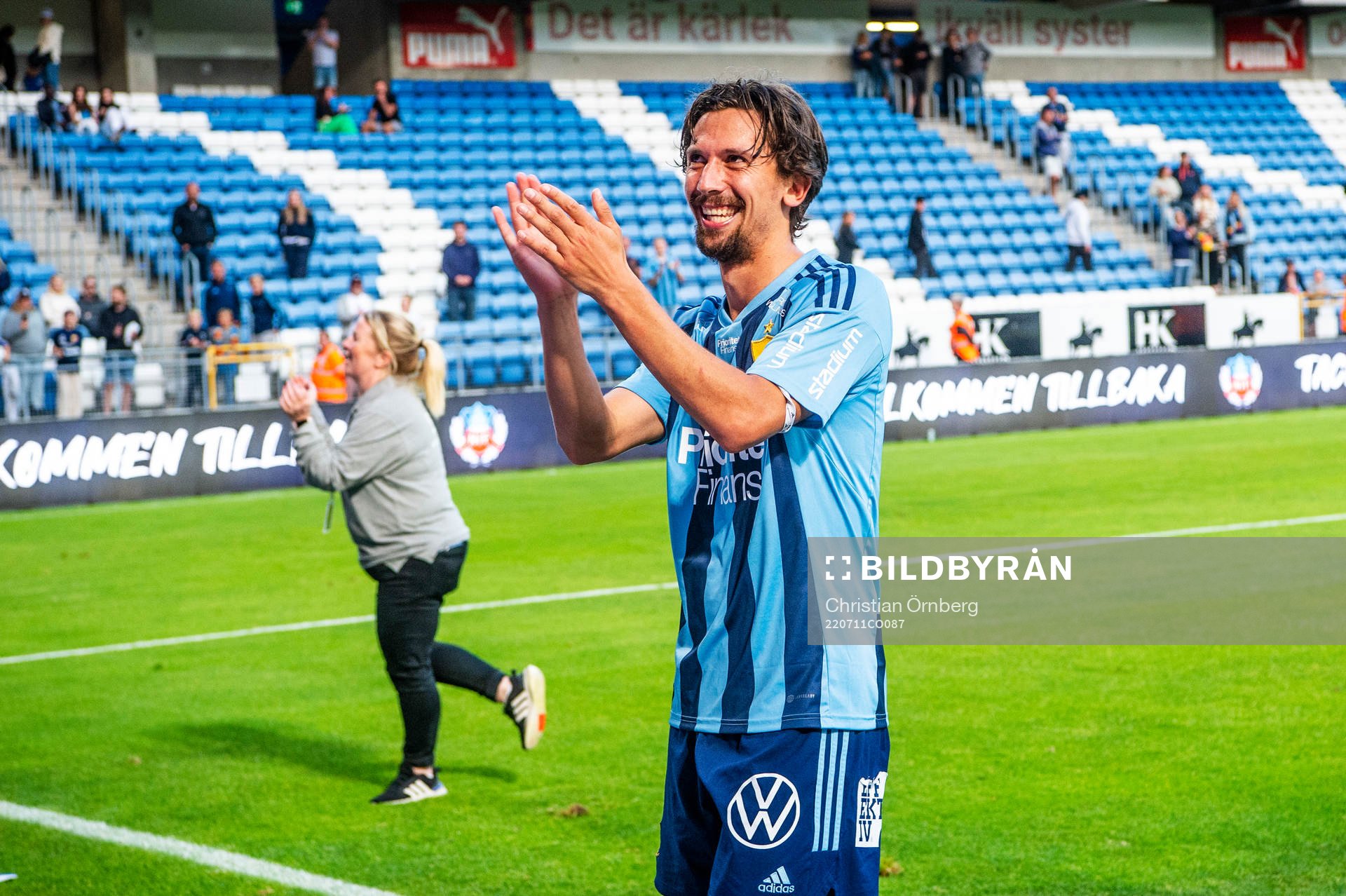 Djurgårdens Gustav Wikheim firar med supportrarna