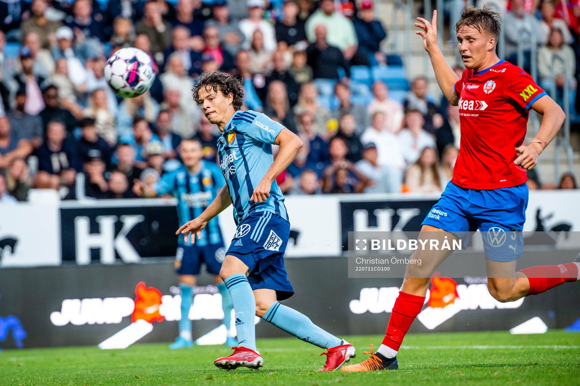Djurgårdens Leo Cornic mot Helsingborgs Casper Widell under fotbollsmatchen i Allsvenskan mellan Helsingborg och Djurgården den 11 juli 2022 i Helsingborg.