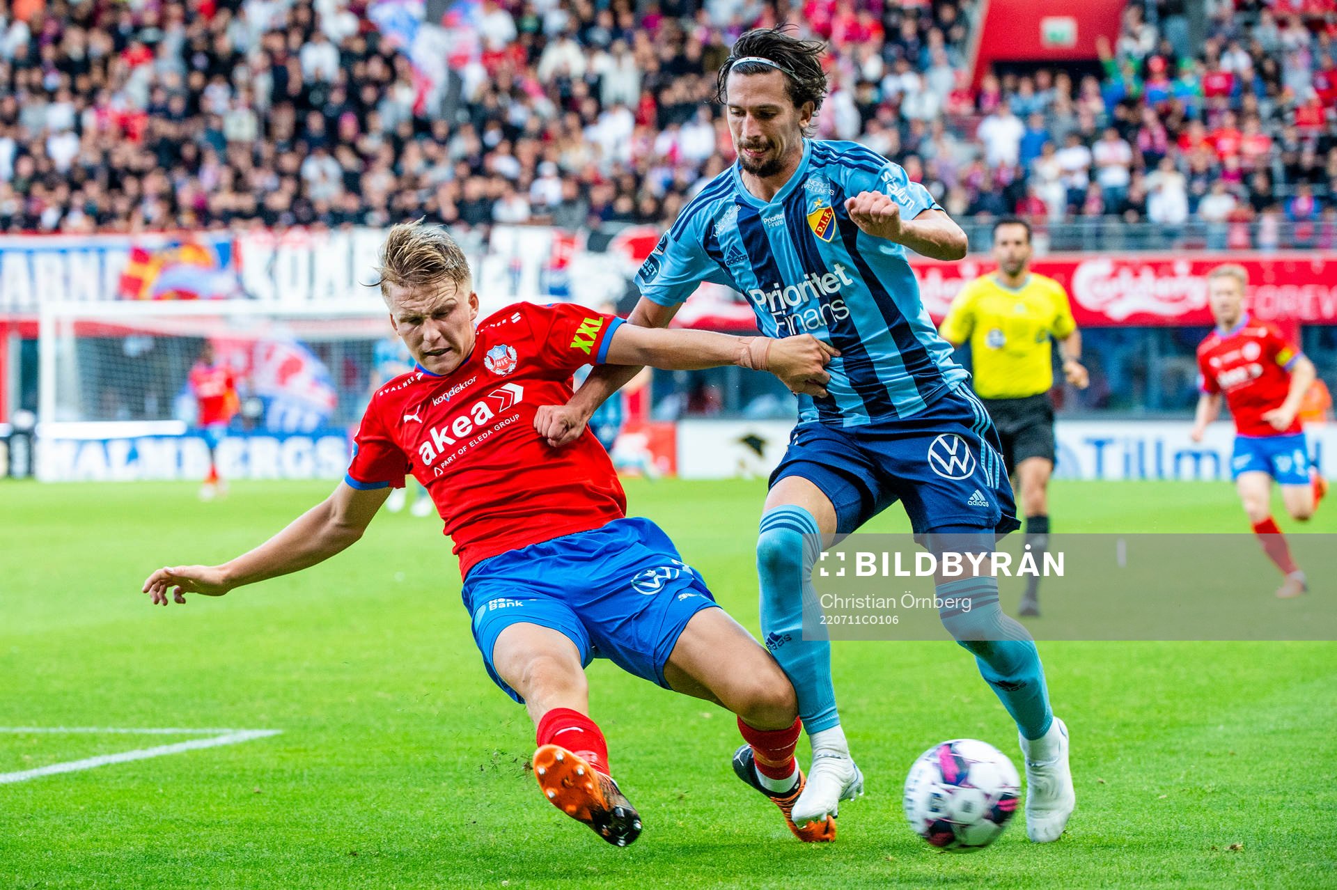 Helsingborgs Casper Widell mot Djurgårdens Gustav Wikheim under fotbollsmatchen i Allsvenskan mellan Helsingborg och Djurgården den 11 juli 2022 i Helsingborg.