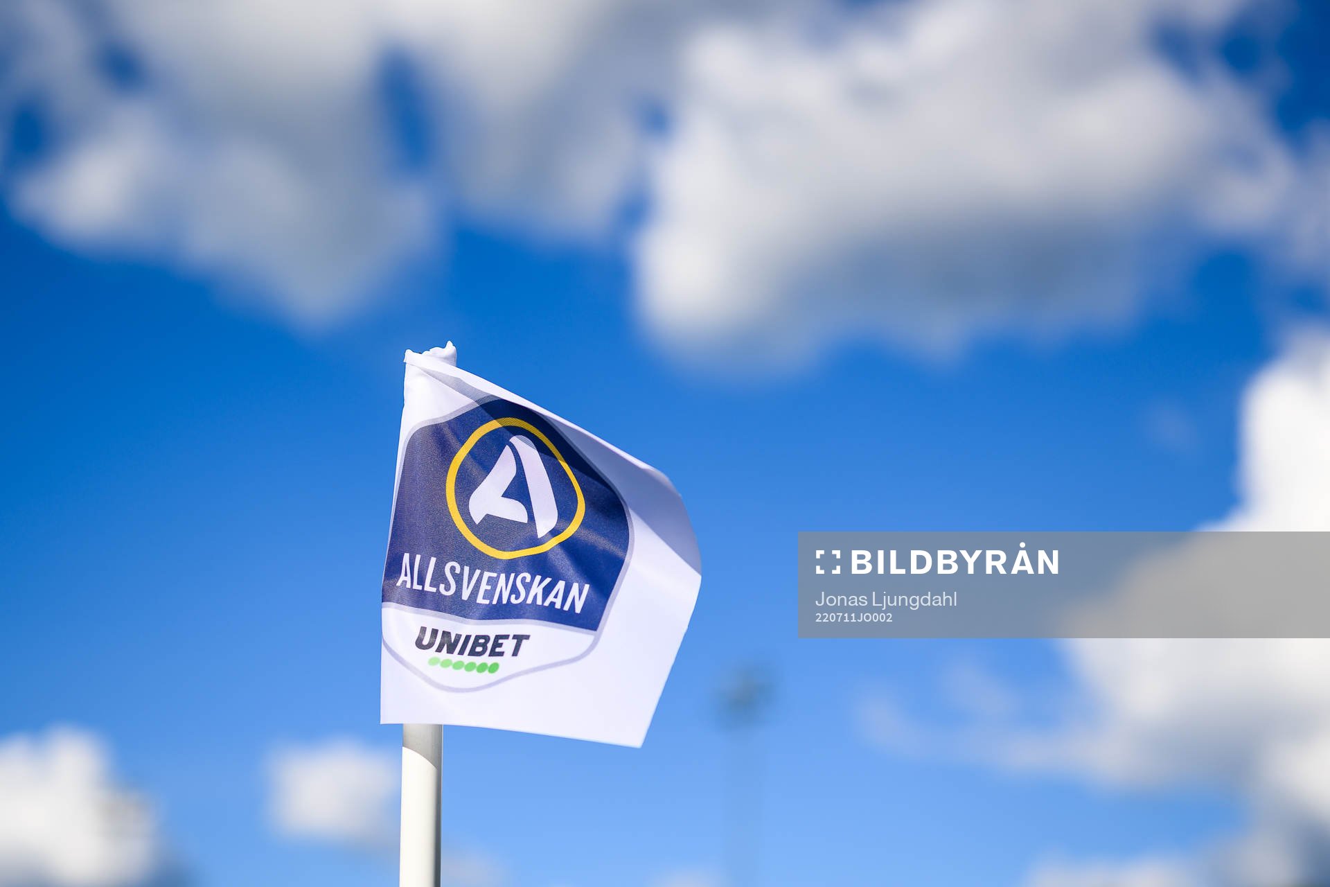 Hörnflagga med Allsvenskan logo före fotbollsmatchen i