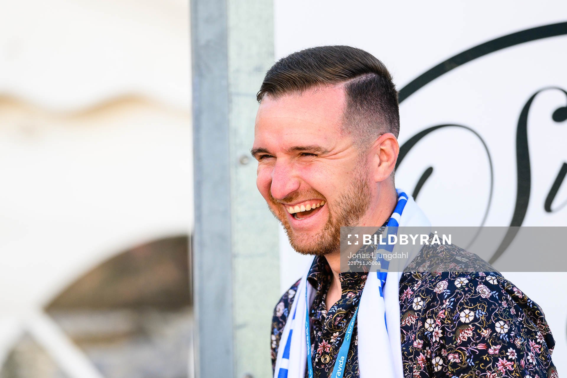 Värnamos sportchef Enes Ahmetovic skrattar före