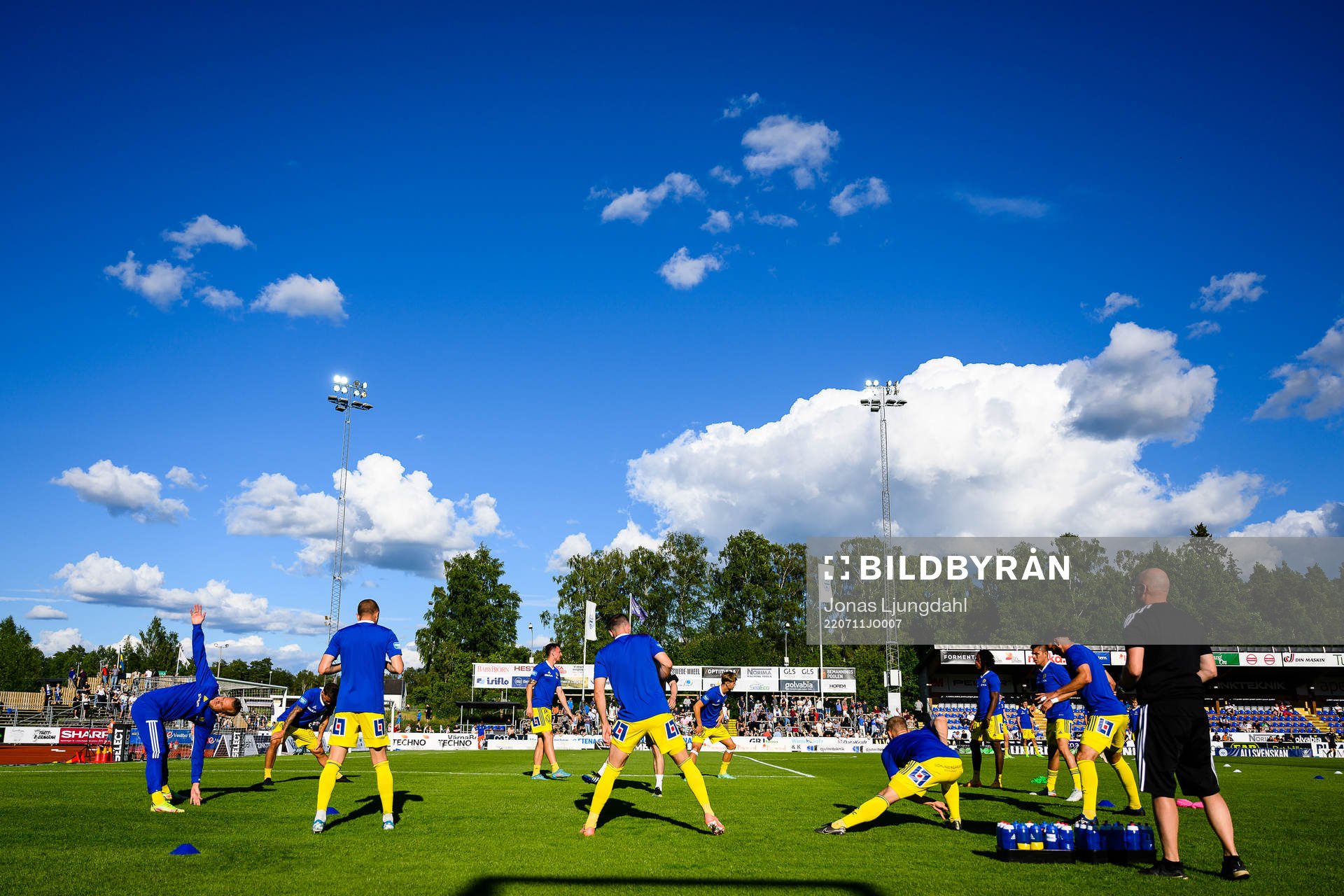 Sundsvalls spelare värmer upp före fotbollsmatchen i