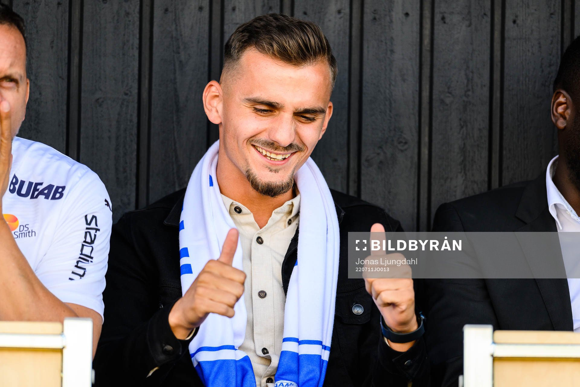 Värnamos nyförvärv Ajdin Zeljkovic på läktaren under fotbollsmatchen i Allsvenskan mellan Värnamo och GIF Sundsvall den 11 juli 2022 i Värnamo.