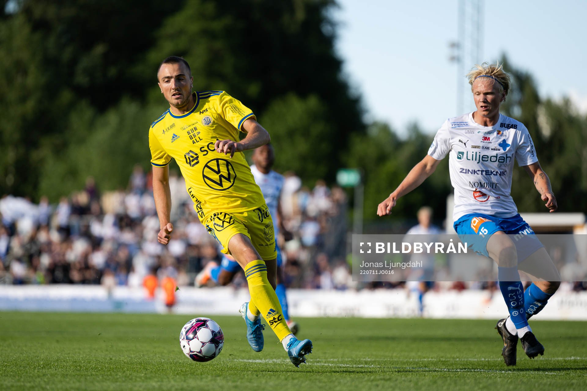 Sundsvalls Dennis Olsson och Värnamos Felix Wennergrund under fotbollsmatchen i Allsvenskan mellan Värnamo och GIF Sundsvall den 11 juli 2022 i Värnamo.