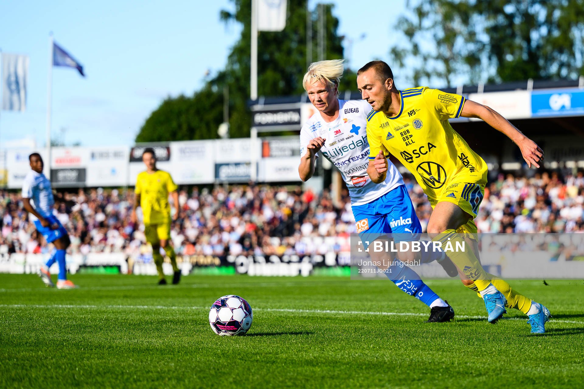 Värnamos Felix Wennergrund och Dennis Olsson under fotbollsmatchen i Allsvenskan mellan Värnamo och GIF Sundsvall den 11 juli 2022 i Värnamo.