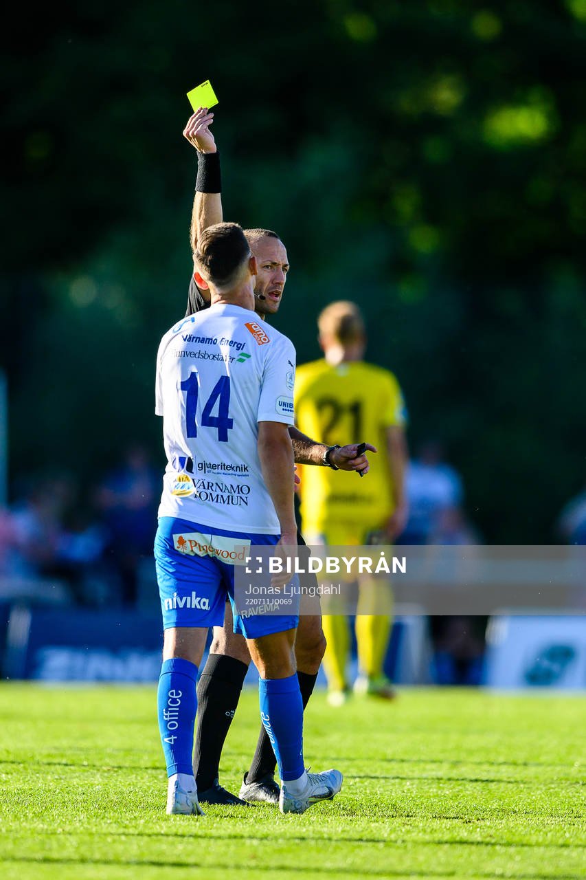 Värnamos Marcus Antonsson tilldelas gult kort av domare