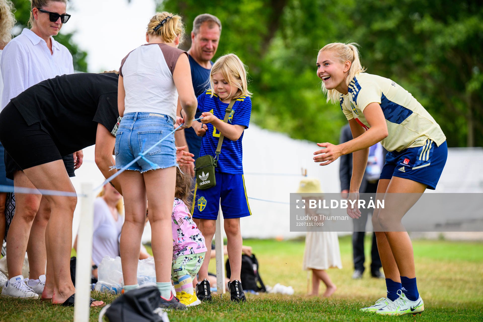 Amanda Nilden speaks to family members of the Swedish