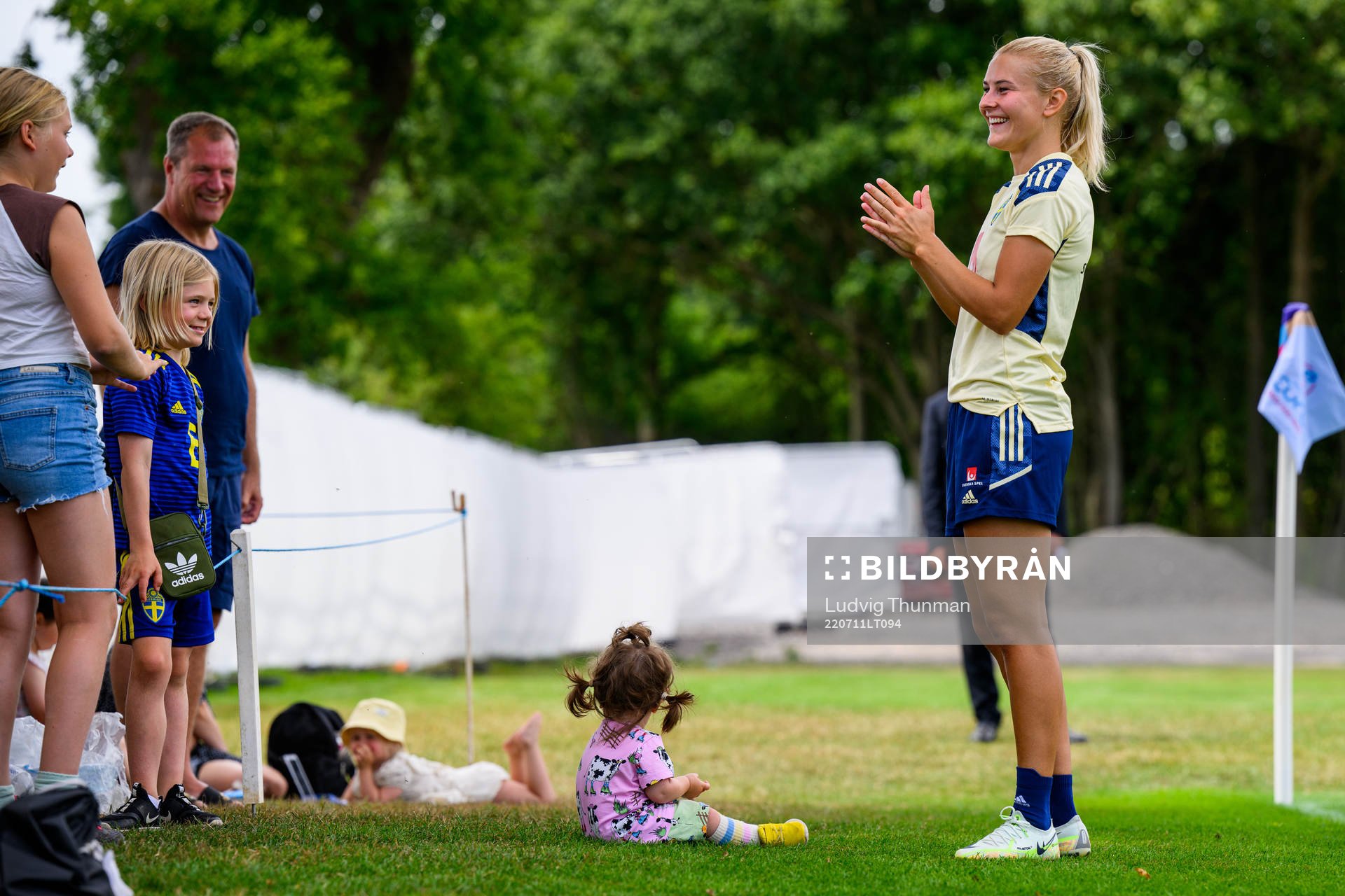 Amanda Nilden speaks to family members of the Swedish