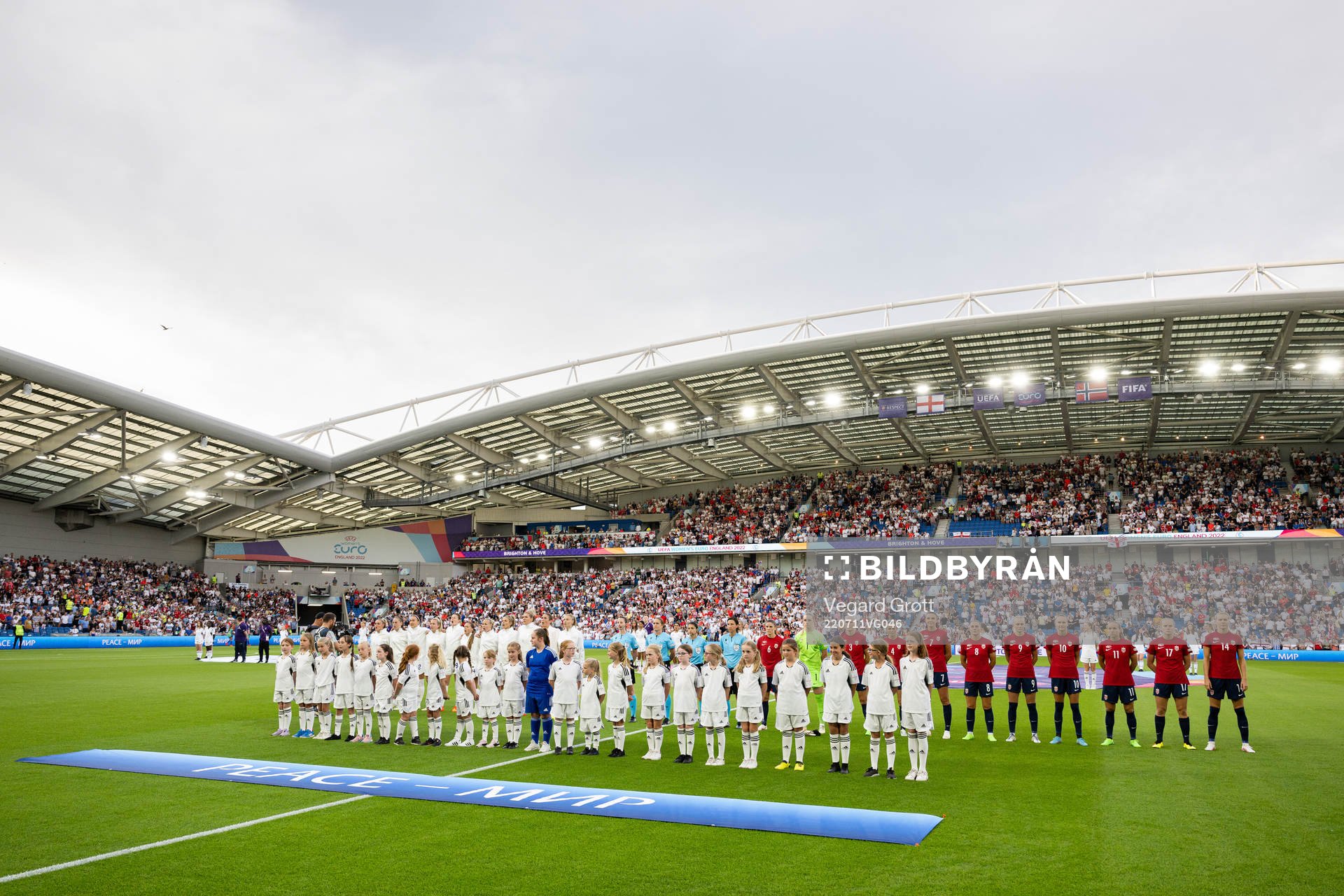 Players of England and Norway during lineup ahead of the UEFA Women's Euro 2022 group stage match between England and Norway on July 11, 2022 in Brighton. 
