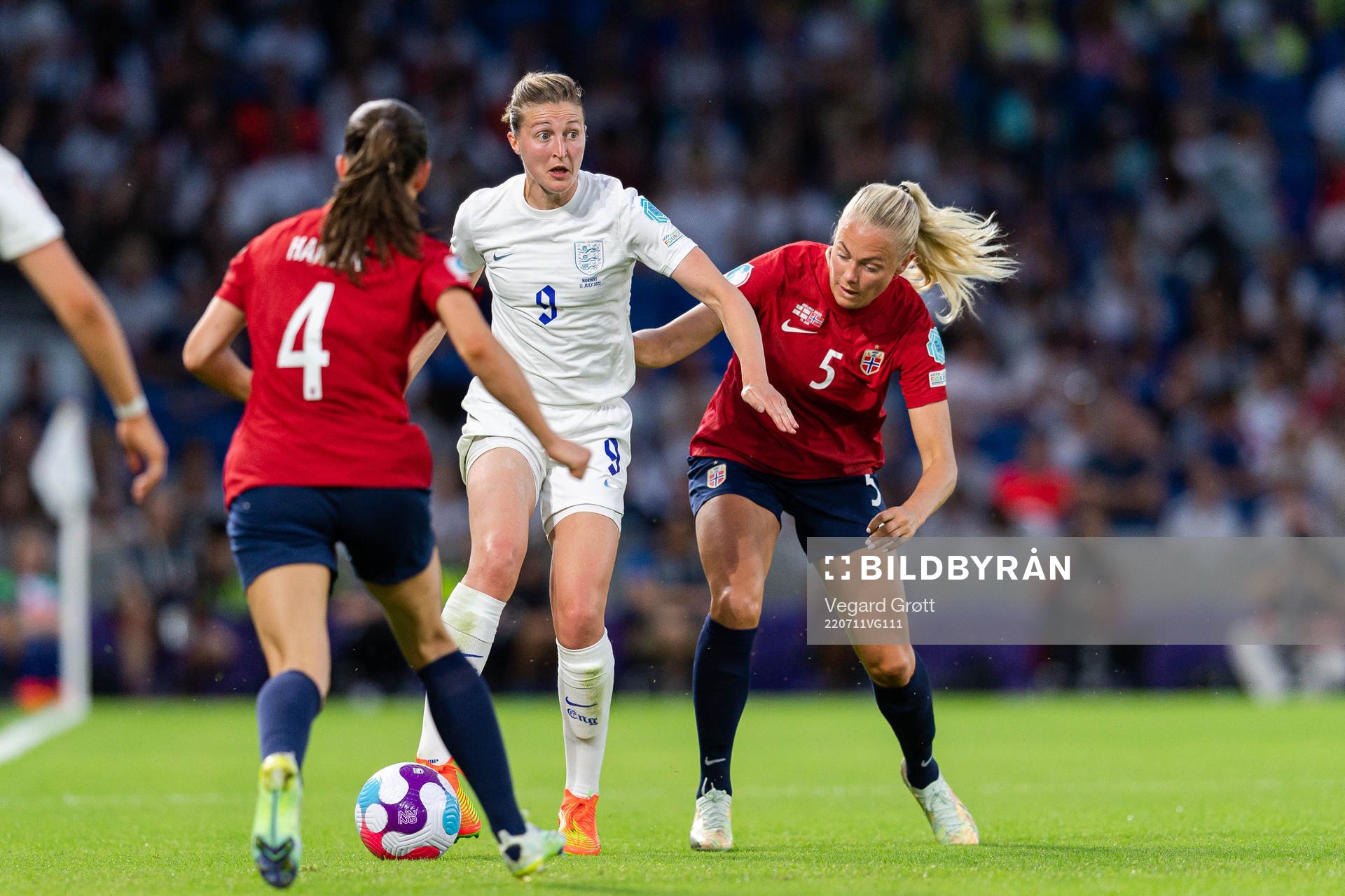 Ellen White of England against Tuva Hansen and Guro