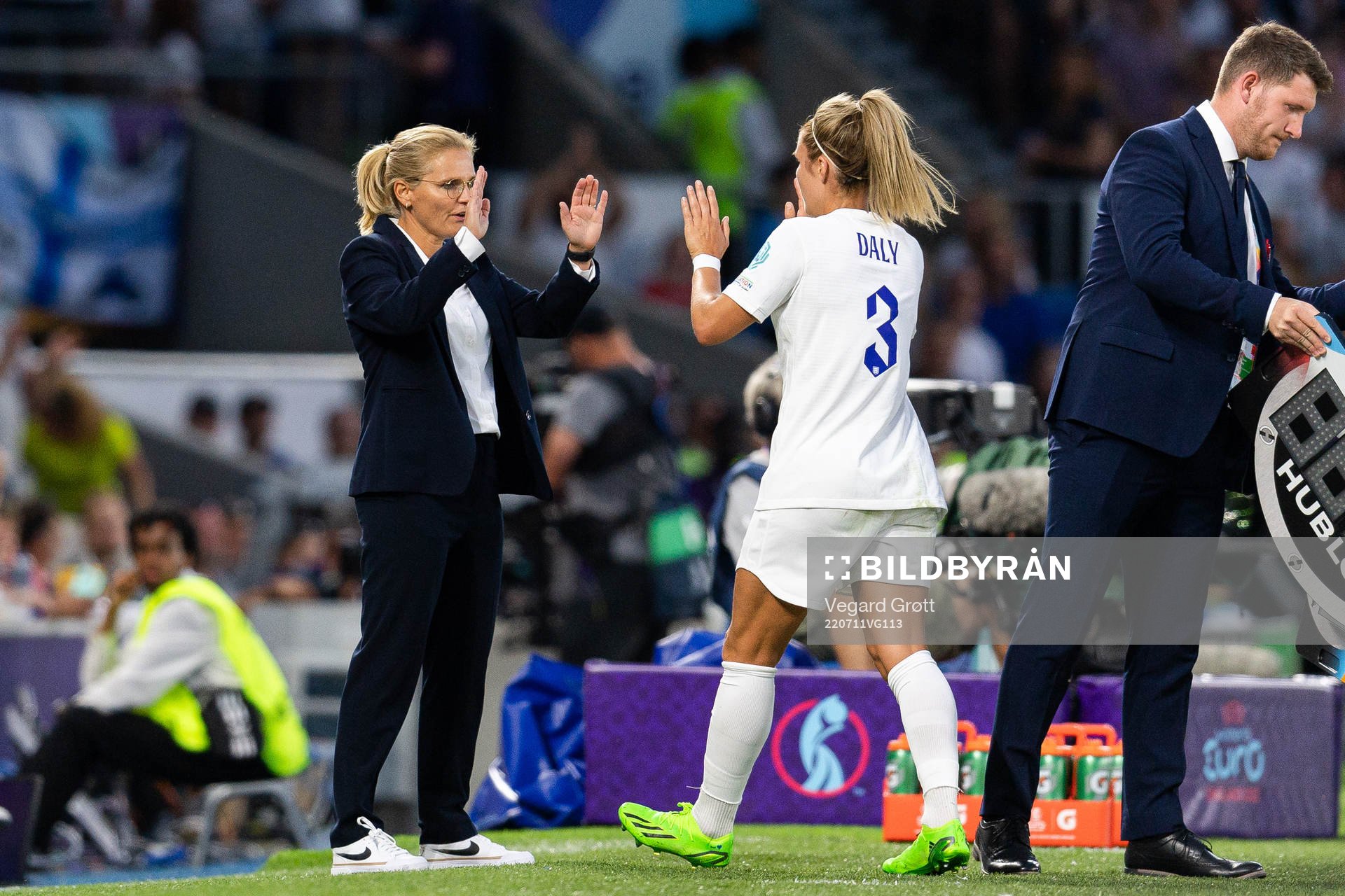 Head coach Sarina Wiegman and Rachel Daly of England