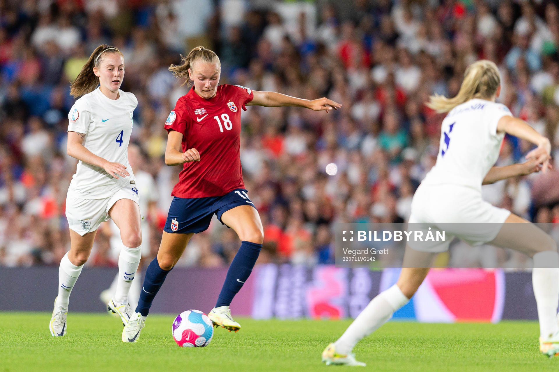 Keira Walsh of England and Frida Maanum of Norway