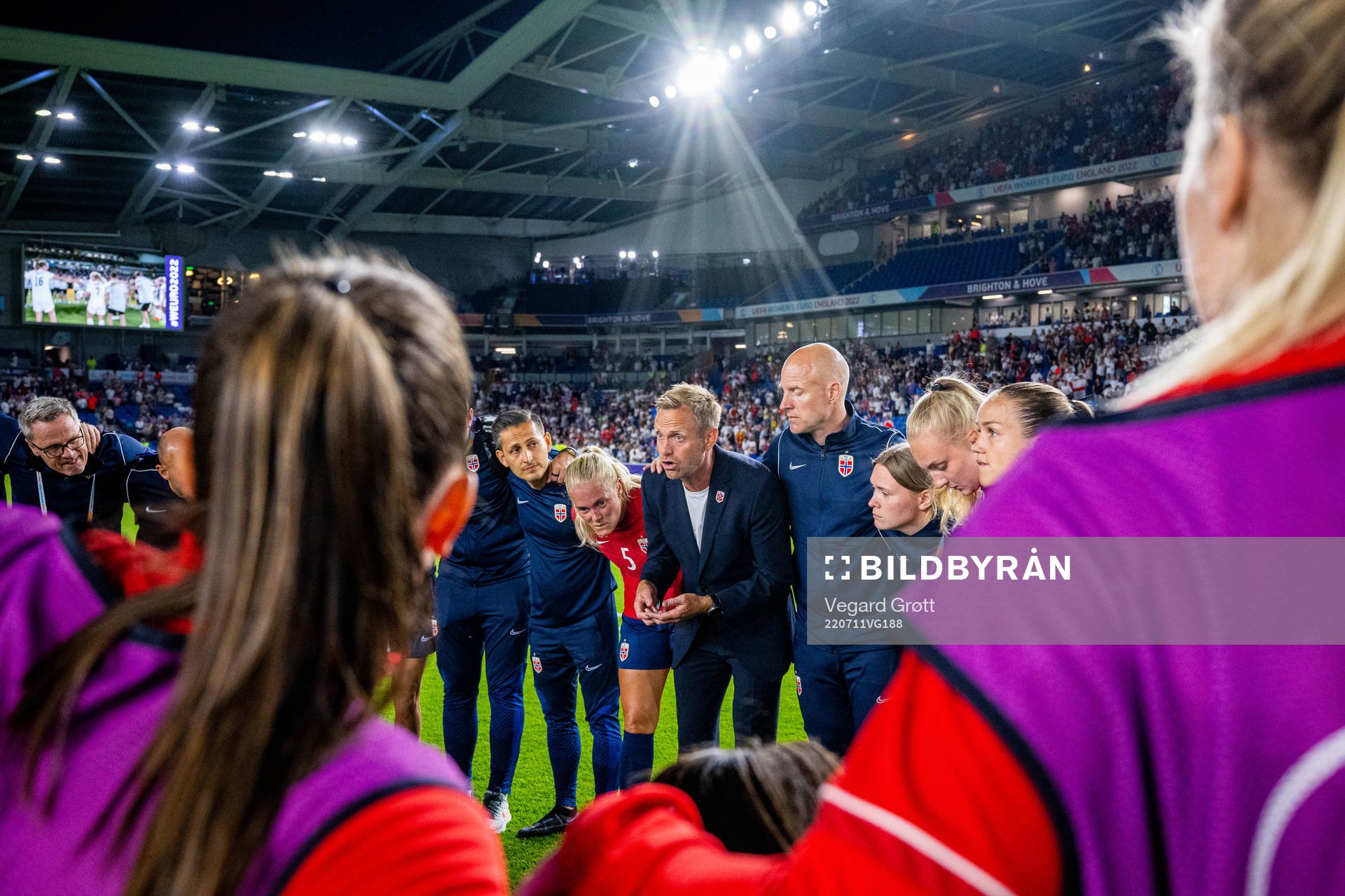 Martin Sjögren, head coach of Norway, talks to players and
