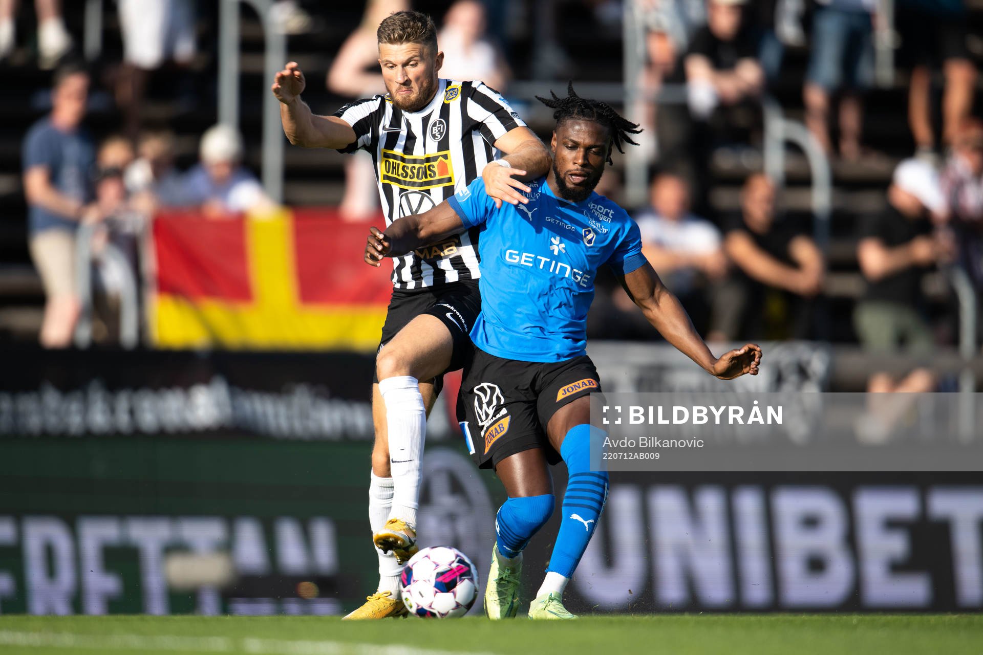 Landskronas Erik Pärsson och Halmstads Joseph Baffoe