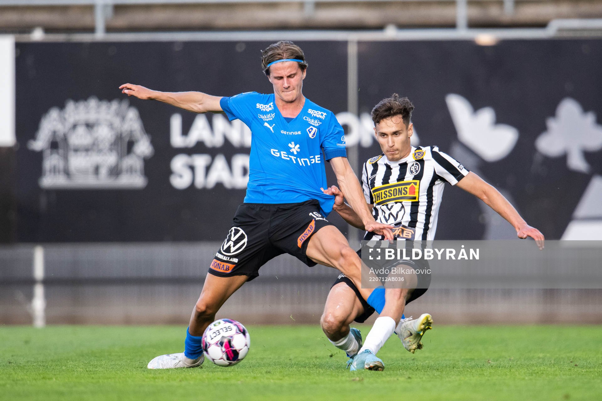 Halmstads Erik Ahlstrand och Landskronas Camil Jebara